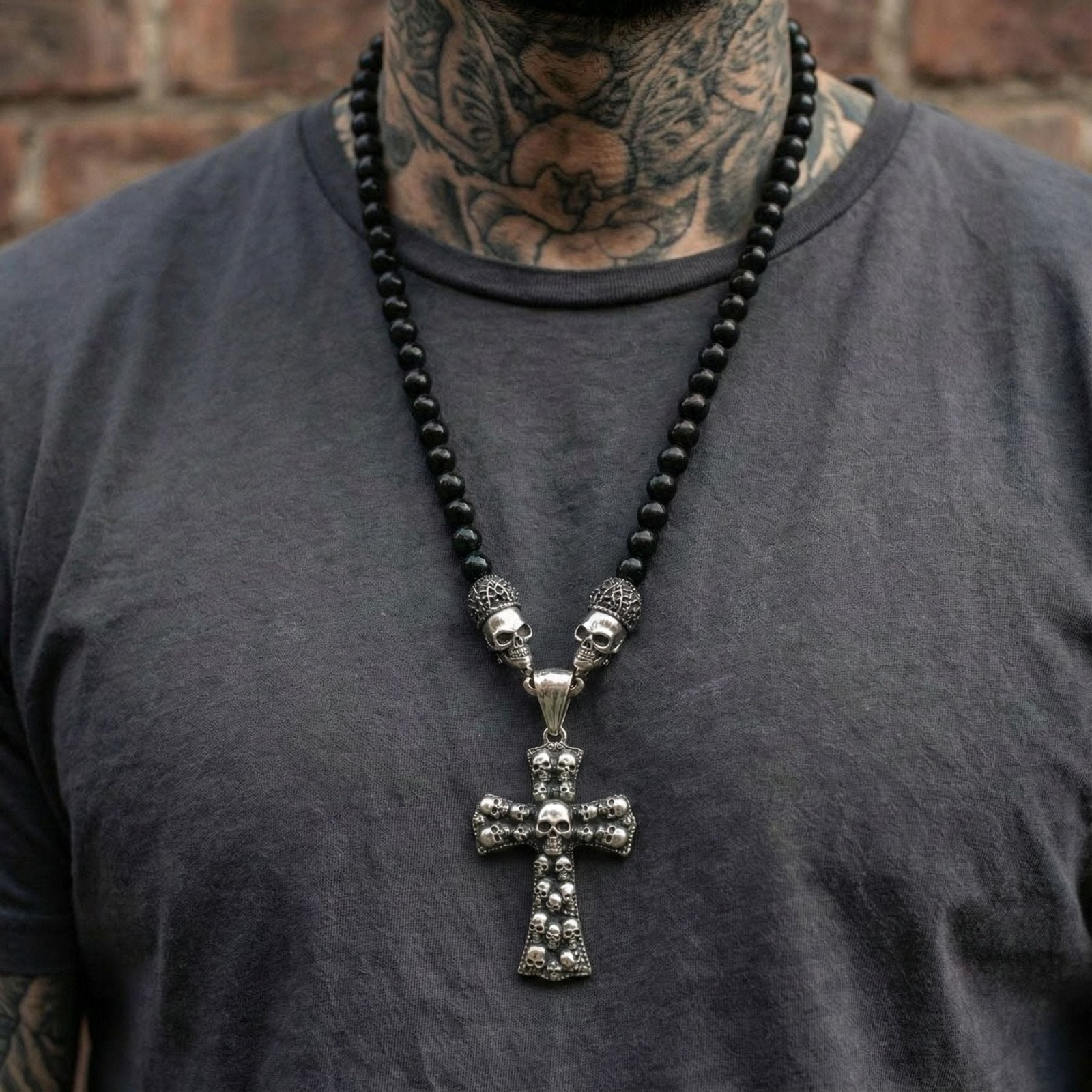 Collier pendentif croix avec motif tête de mort multiples pour homme, avec perles de verre, en acier inoxydable