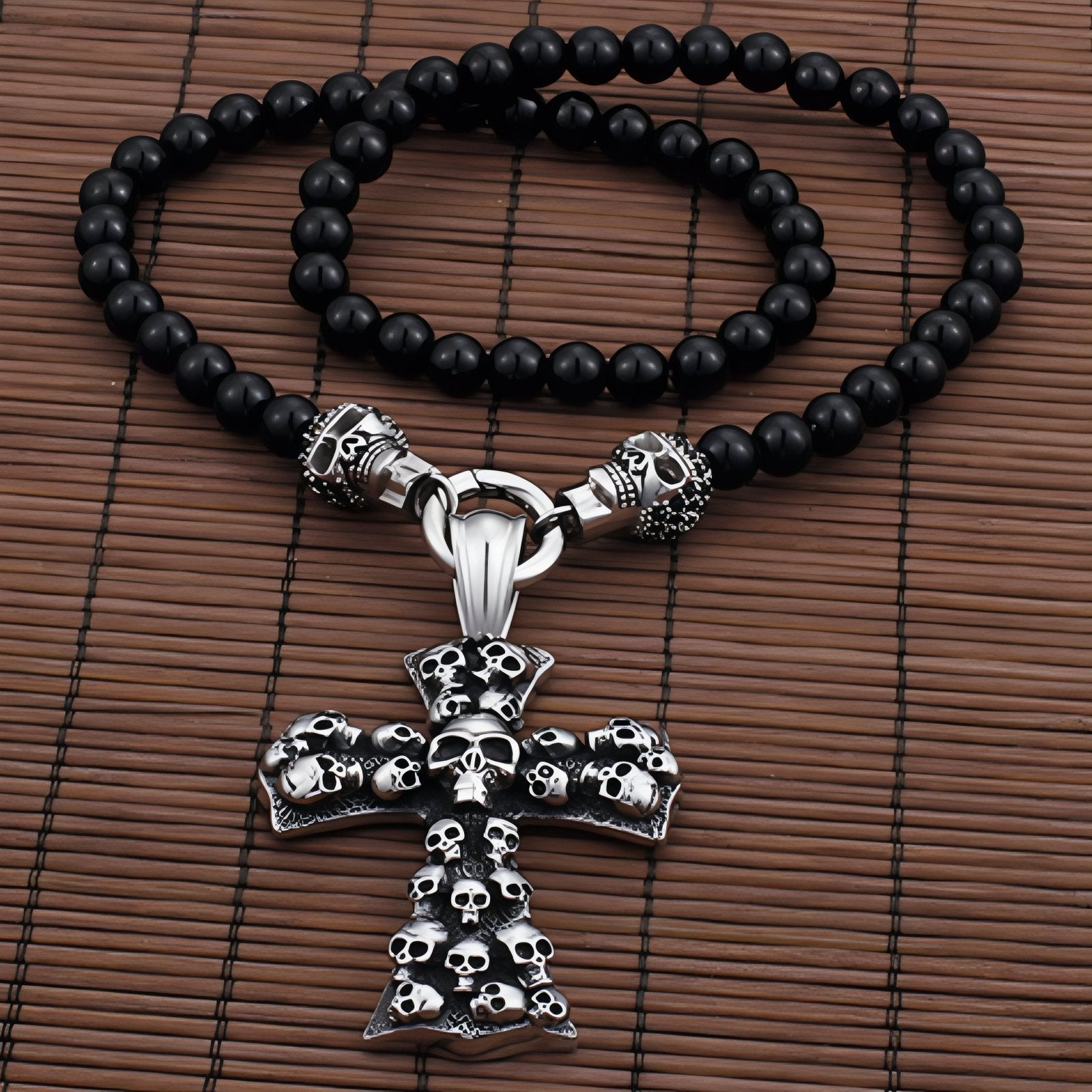 Collier pendentif croix avec motif tête de mort multiples pour homme, avec perles de verre, en acier inoxydable