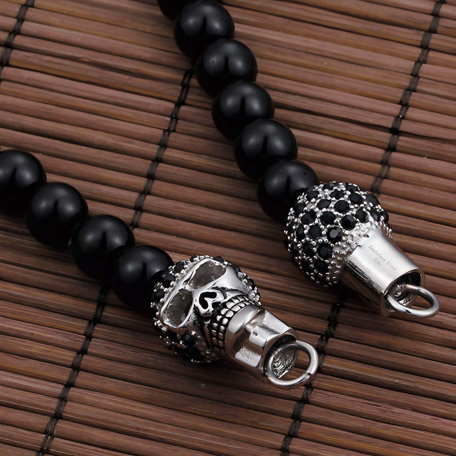 Collier pendentif croix avec motif tête de mort multiples pour homme, avec perles de verre, en acier inoxydable