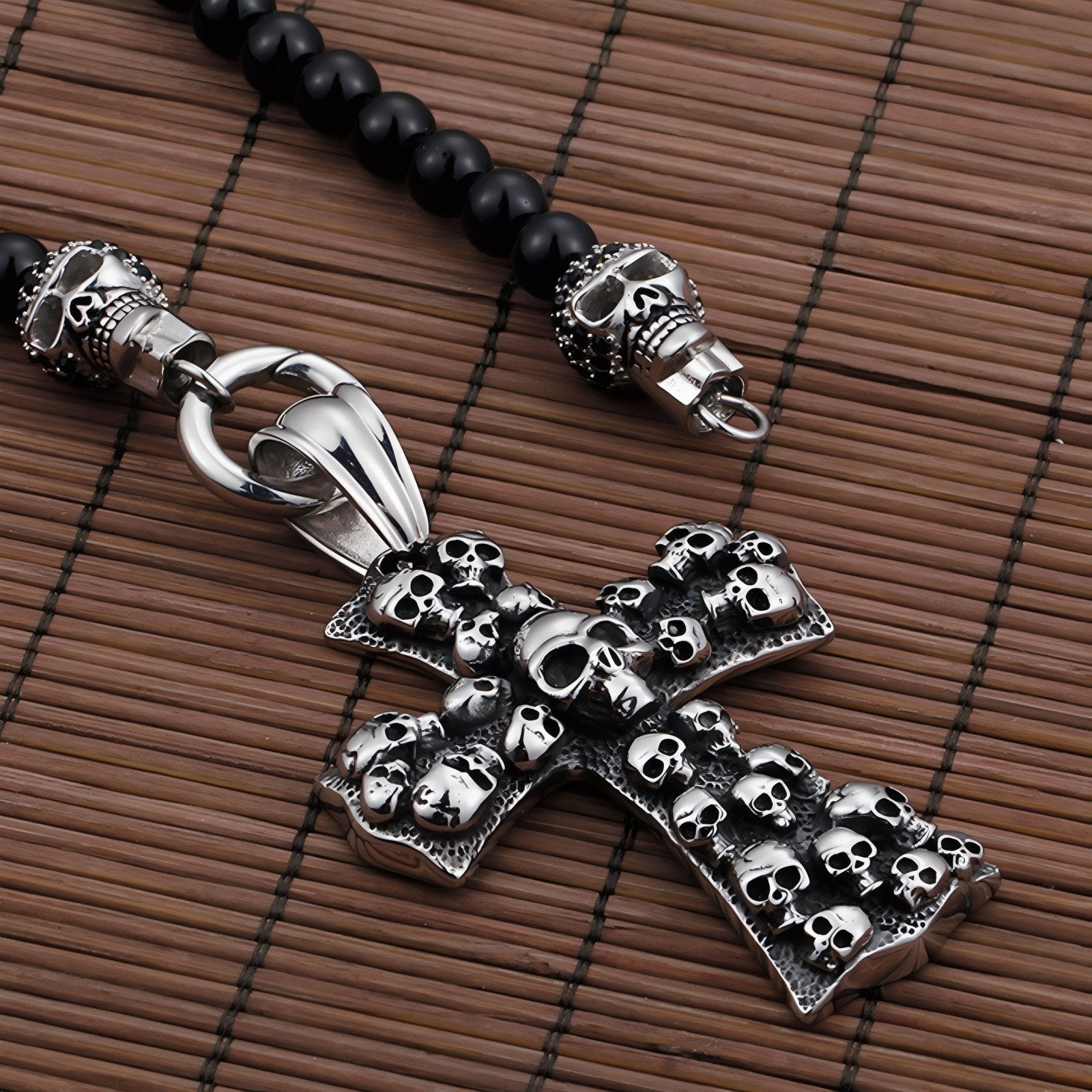 Collier pendentif croix avec motif tête de mort multiples pour homme, avec perles de verre, en acier inoxydable