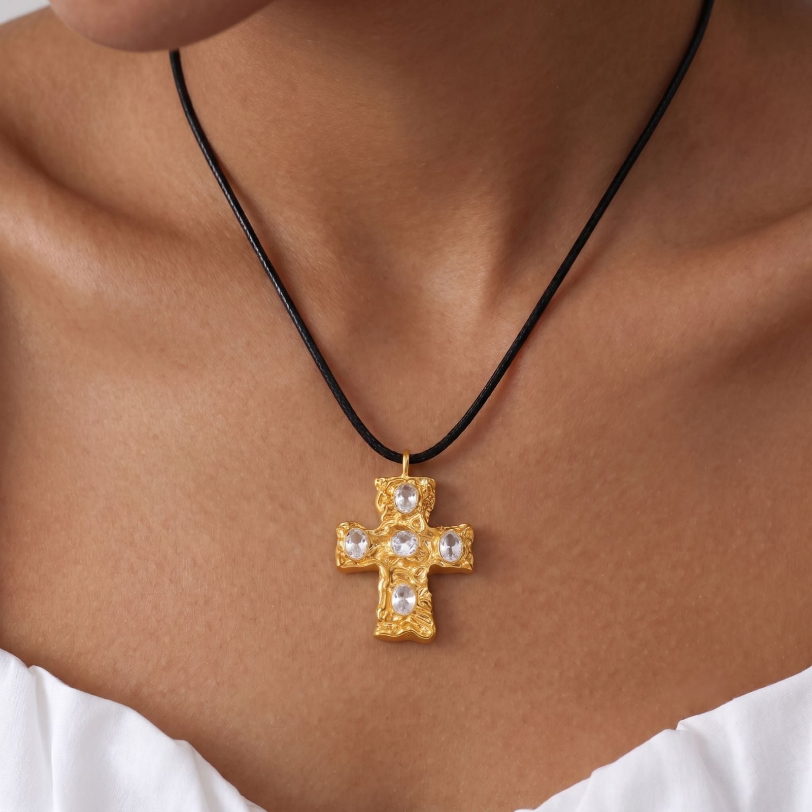 Collier pendentif croix baroque, en acier titane doré, pierres en verre multicolores