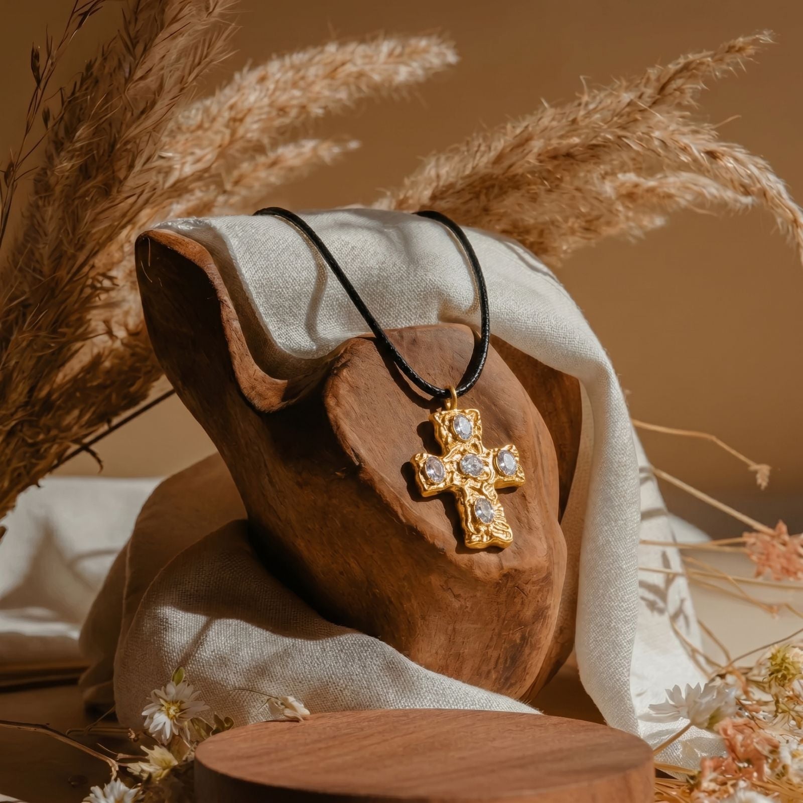 Collier pendentif croix baroque, en acier titane doré, pierres en verre multicolores