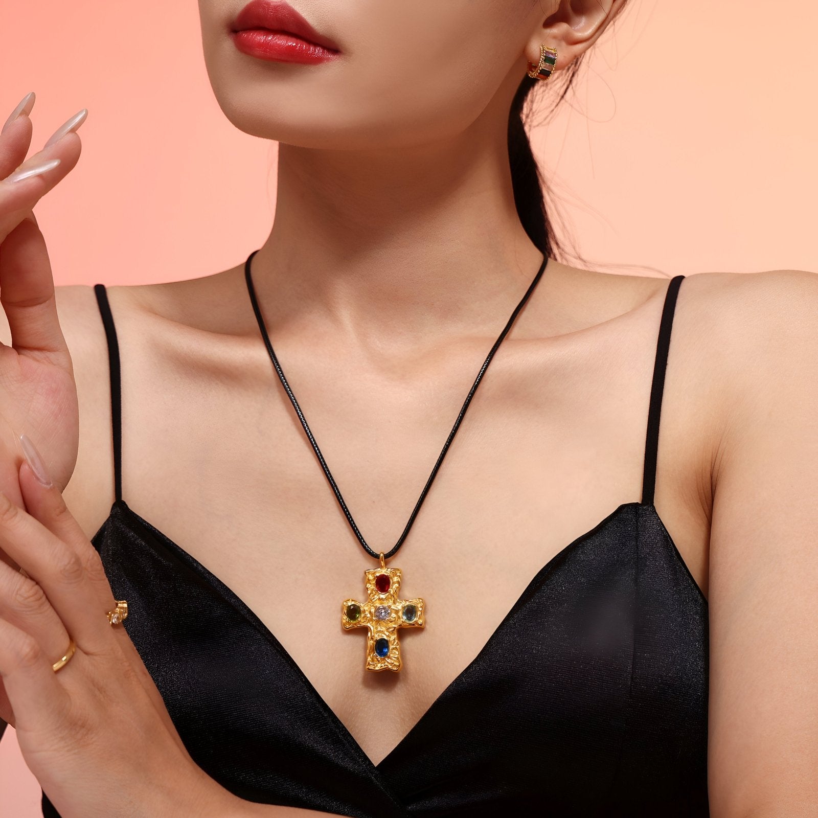 Collier pendentif croix baroque, en acier titane doré, pierres en verre multicolores, modèle Armanis