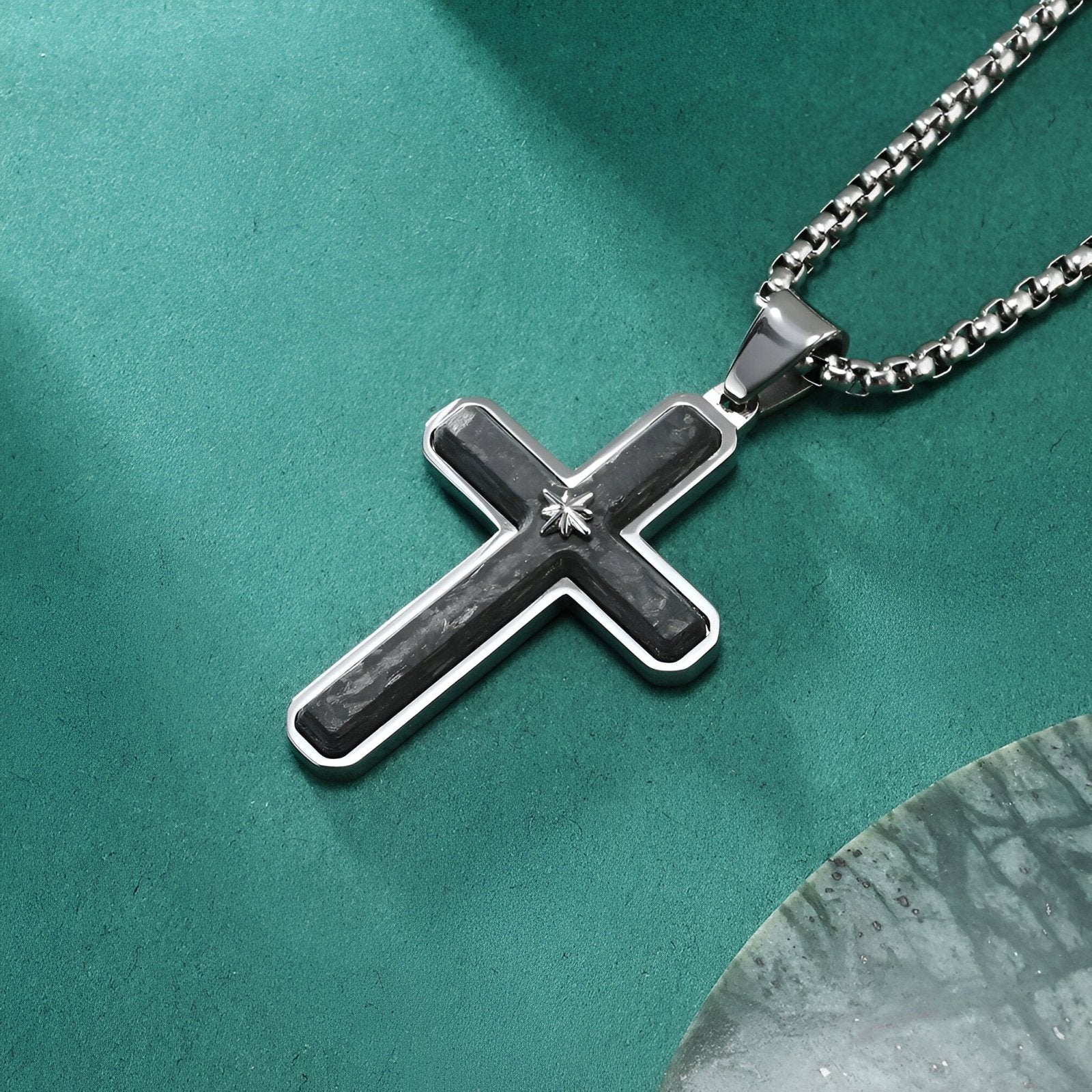 Collier pendentif croix en fibre de carbone et acier, style streetwear moderne, modèle Dante