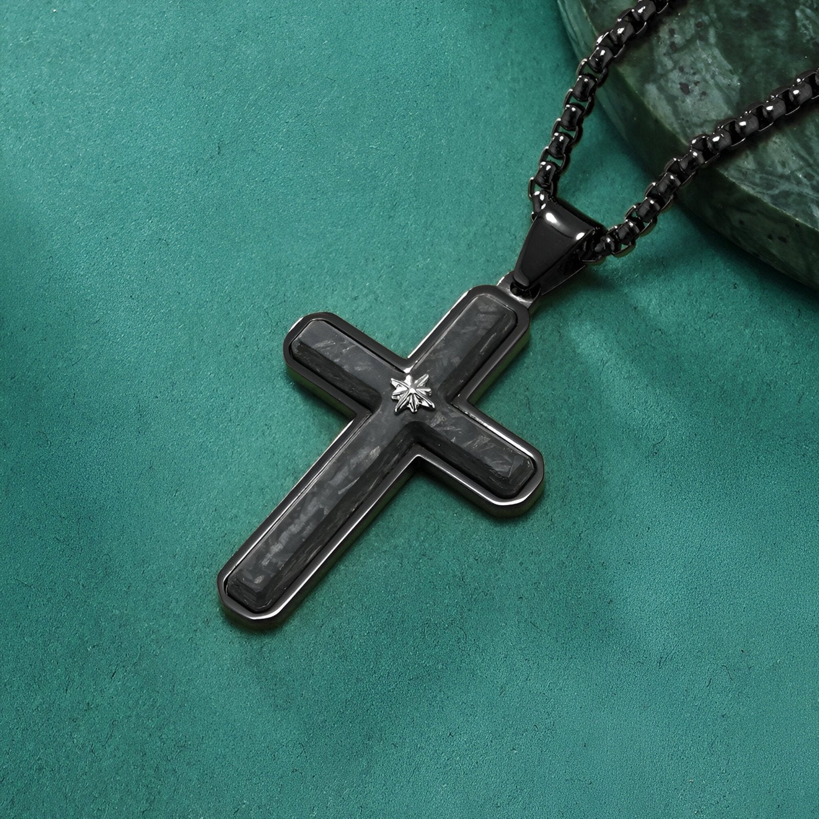 Collier pendentif croix en fibre de carbone et acier, style streetwear moderne, modèle Dante