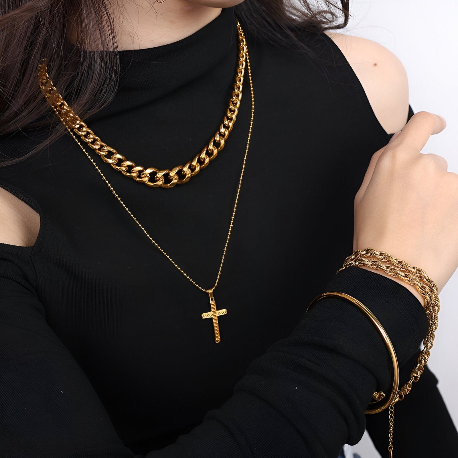 Collier pendentif croix gravée, en titane doré, chaîne fine à boules, modèle Romina