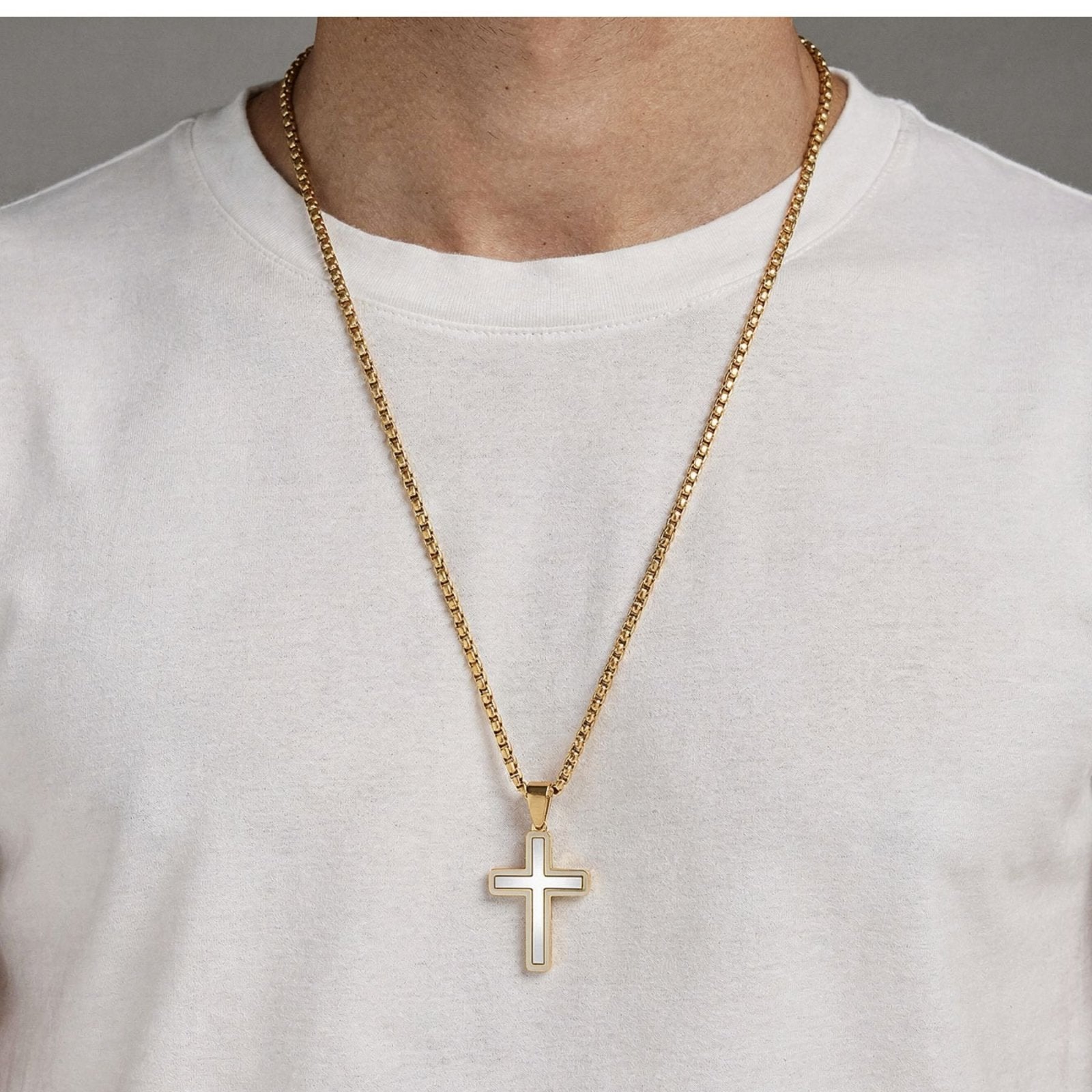 Collier pendentif croix homme, design épuré, acier inoxydable poli et chaîne vénitienne