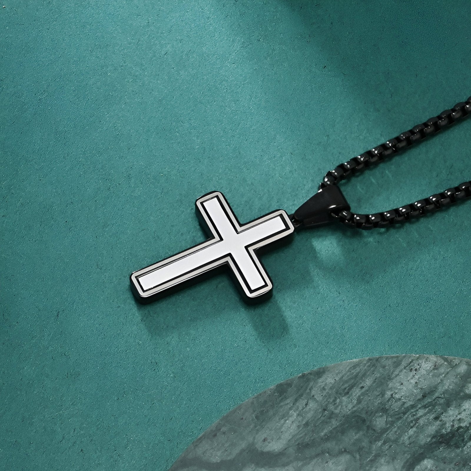 Collier pendentif croix homme, design épuré, acier inoxydable poli et chaîne vénitienne, modèle Shilo