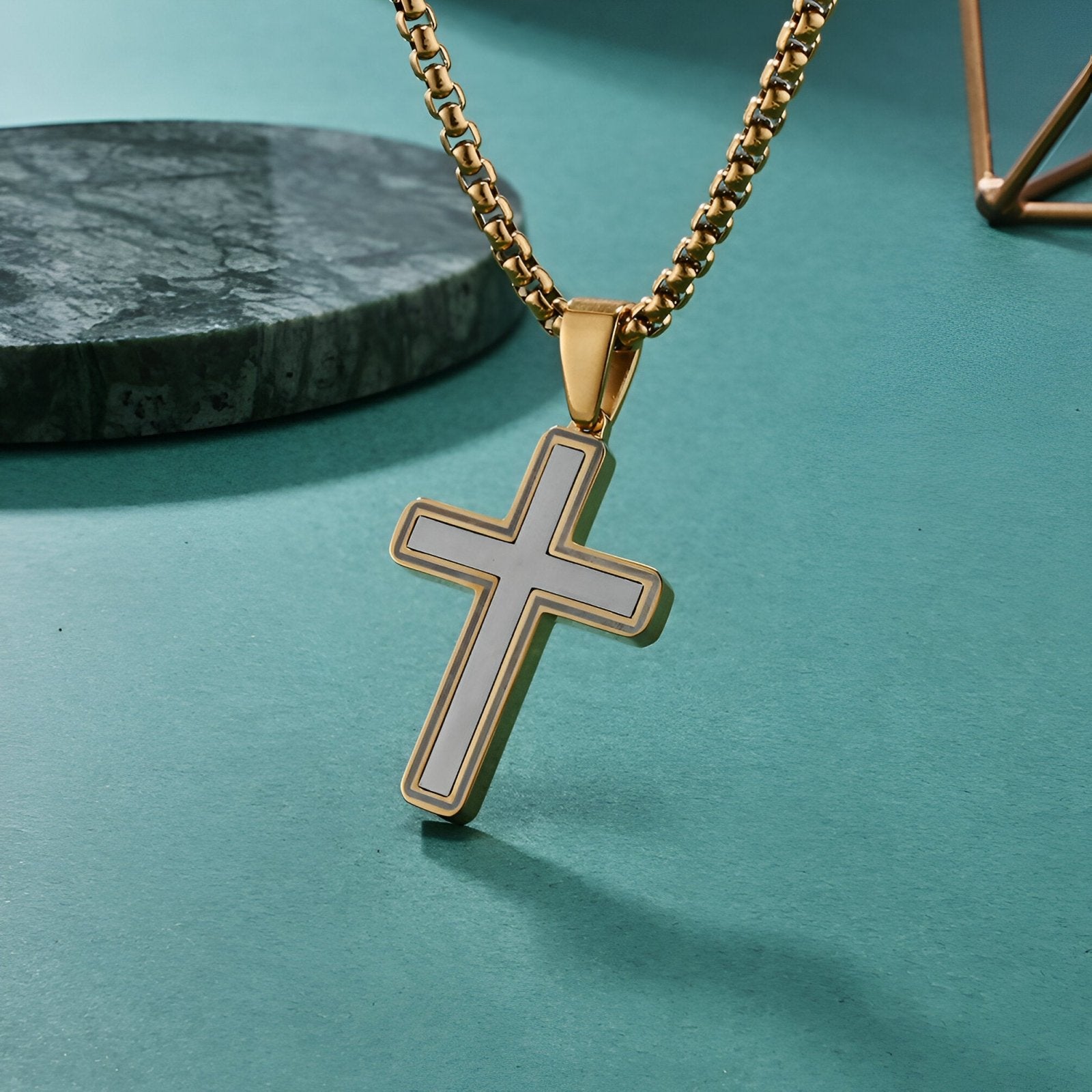 Collier pendentif croix homme, design épuré, acier inoxydable poli et chaîne vénitienne, modèle Shilo
