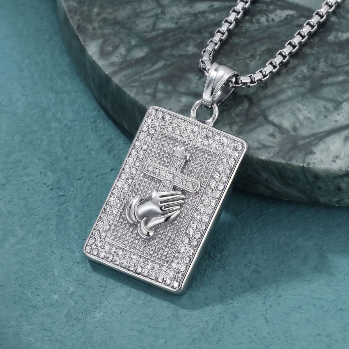 Collier pendentif croix mains en prière pour homme, en acier inoxydable, plaque rectangulaire ornée de cristaux scintillants