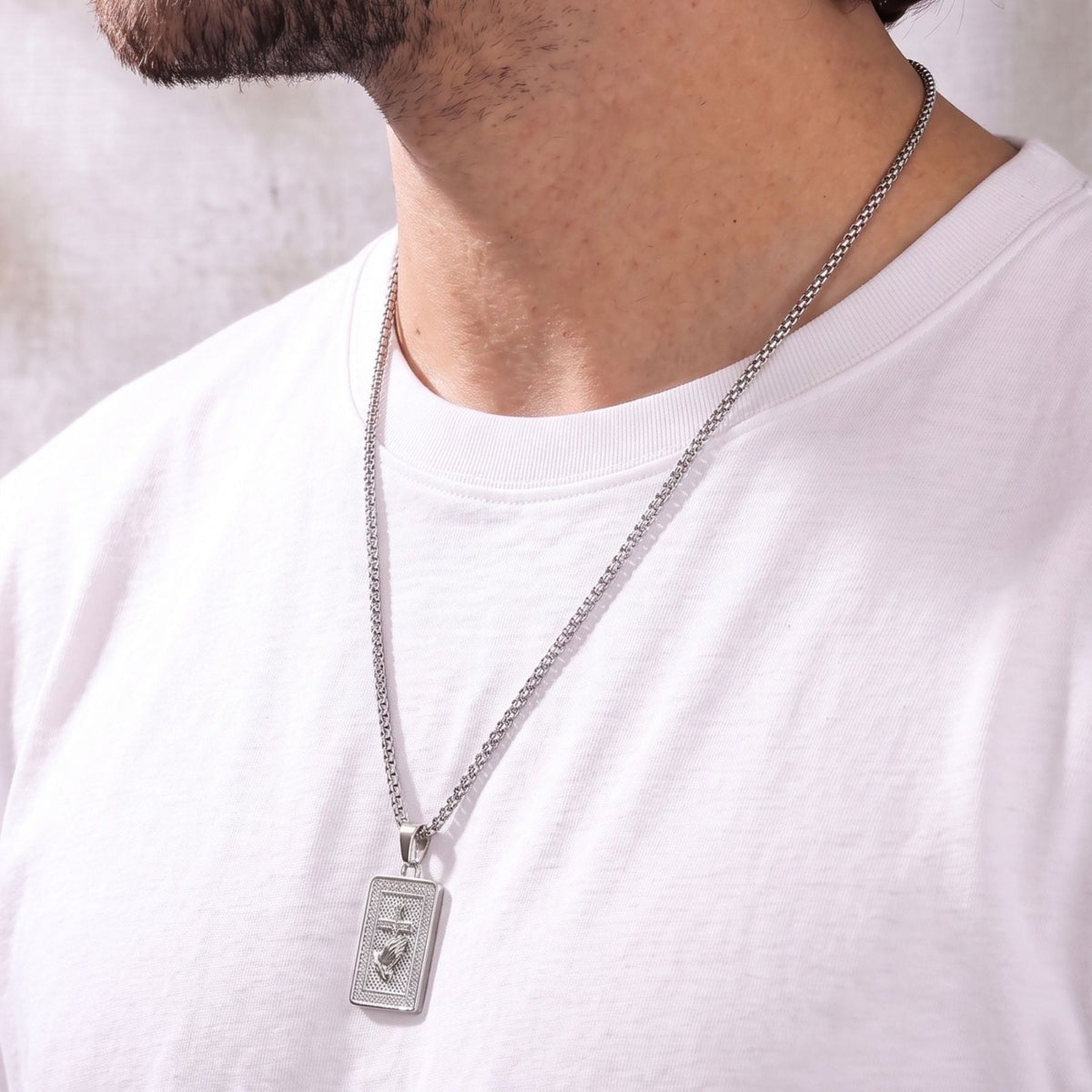 Collier pendentif croix mains en prière pour homme, en acier inoxydable, plaque rectangulaire ornée de cristaux scintillants
