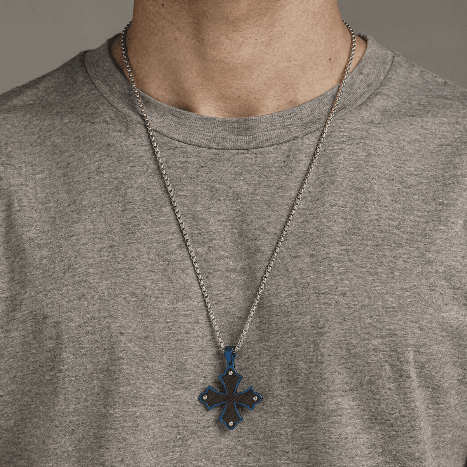 Collier pendentif croix pattée médiévale, acier inoxydable brossé, chaîne vénitienne