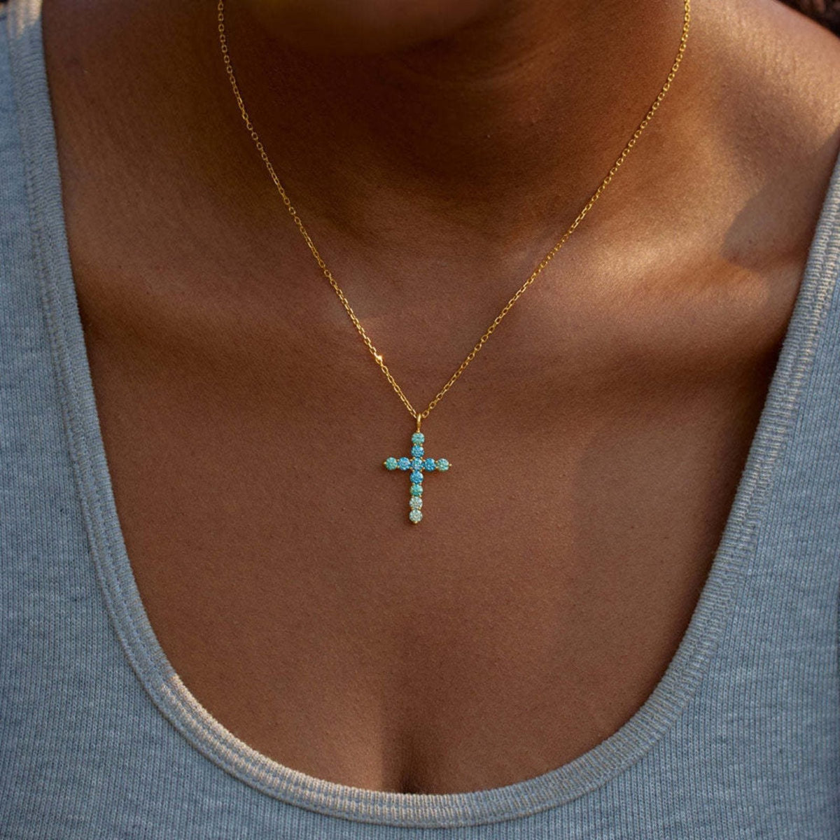 Collier pendentif croix pour femme, en argent 925 doré, serti de zircons aux nuances bleus