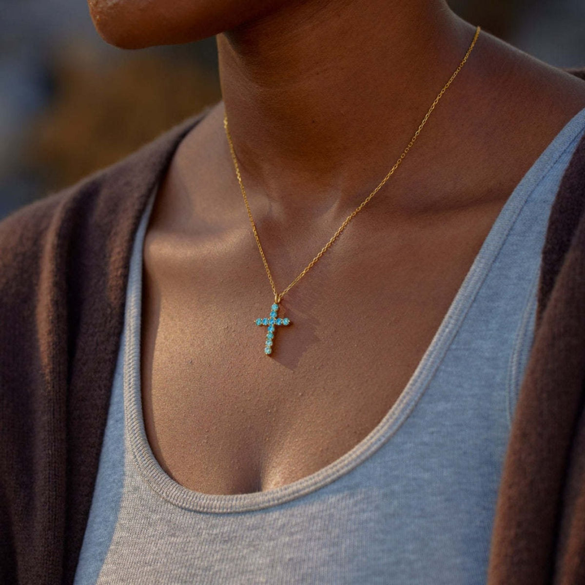 Collier pendentif croix pour femme, en argent 925 doré, serti de zircons aux nuances bleus