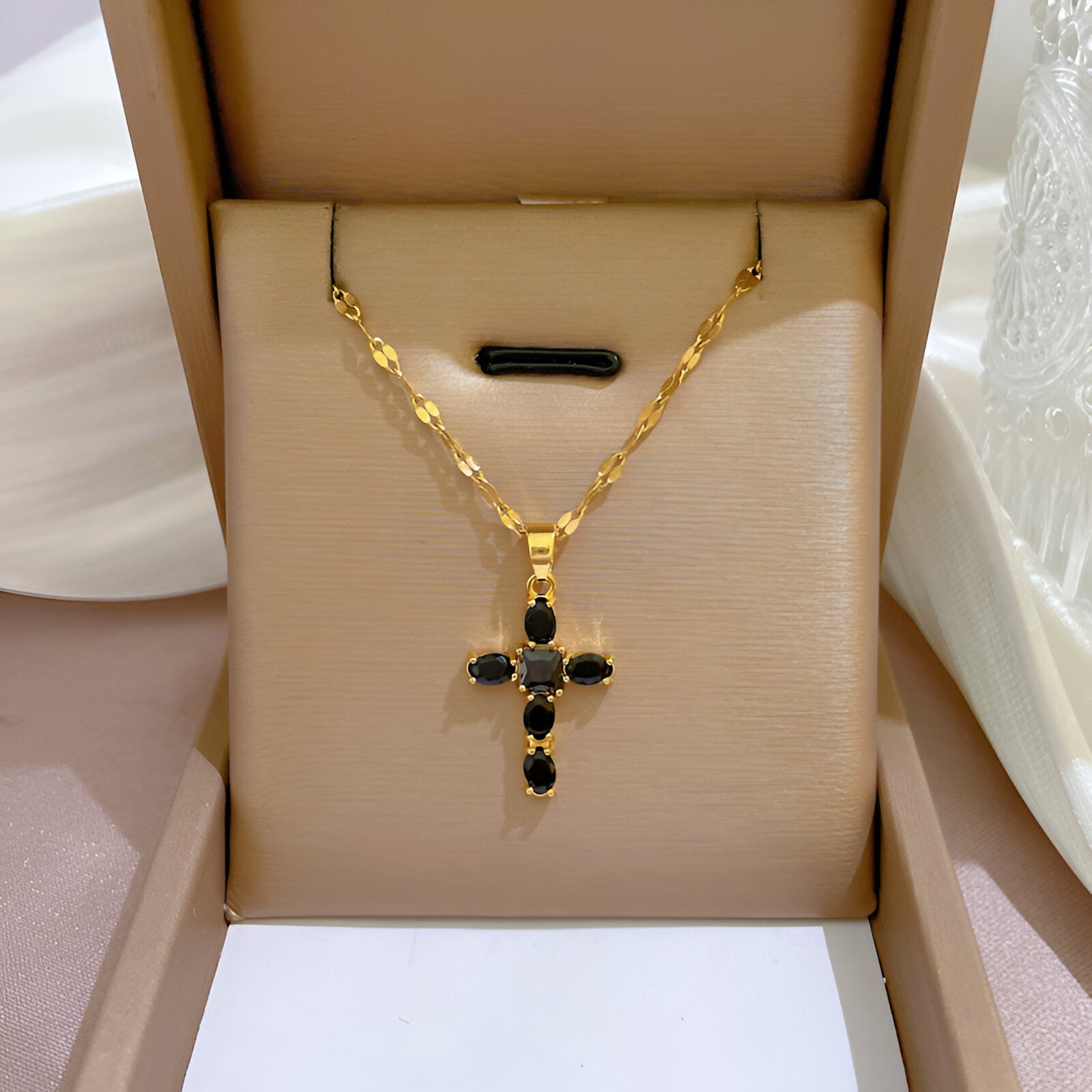 Collier pendentif croix strassée, acier inox doré, 3 coloris au choix, modèle Devana