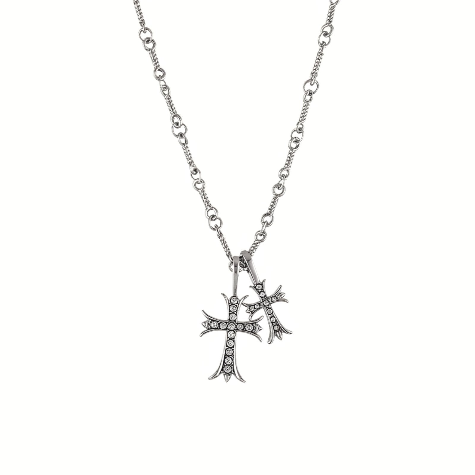 Collier pendentif croix superposées, en métal argenté, serti de zircons, modèle Raven