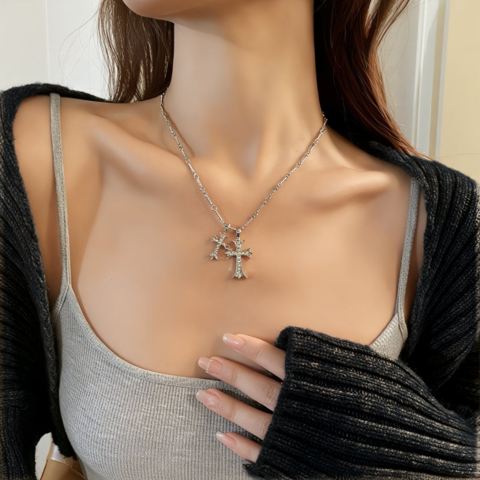 Collier pendentif croix superposées, en métal argenté, serti de zircons, modèle Raven