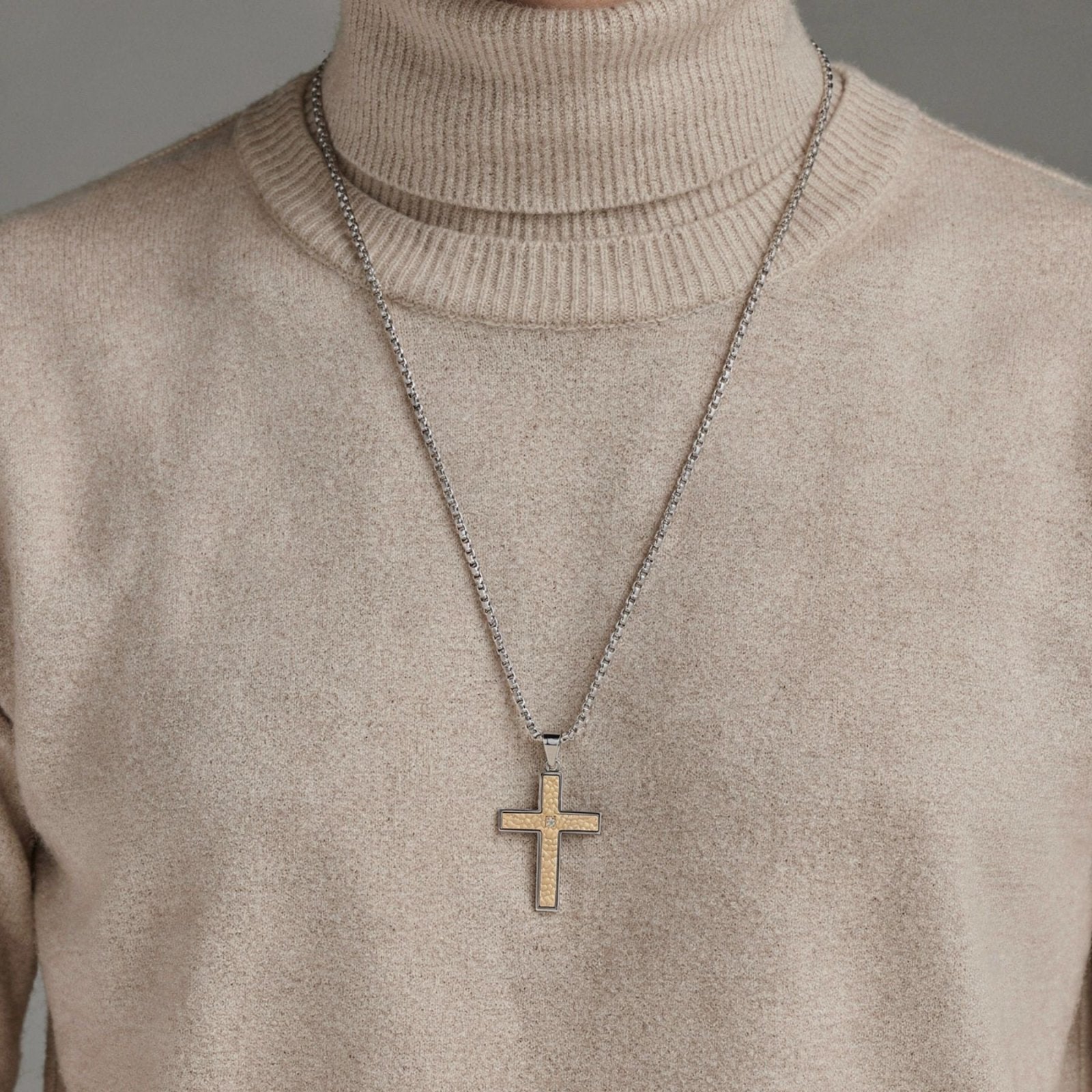 Collier pendentif croix texturée pour homme, acier inoxydable 316L, finition martelée et zircon