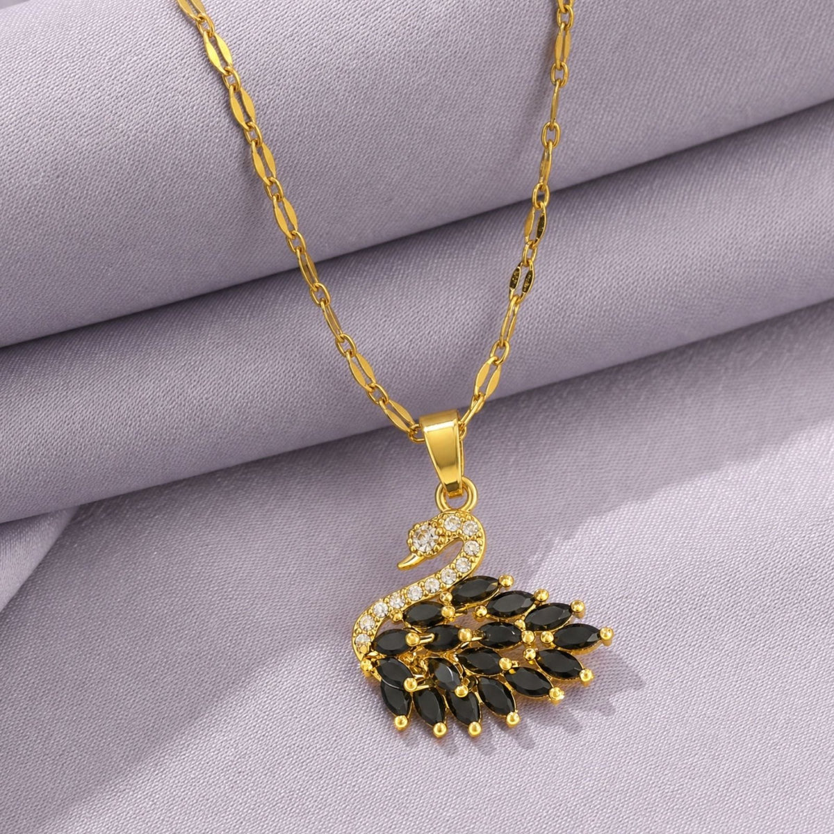 Collier pendentif cygne pour femme, en acier titane doré, avec pierres colorées en forme de plume