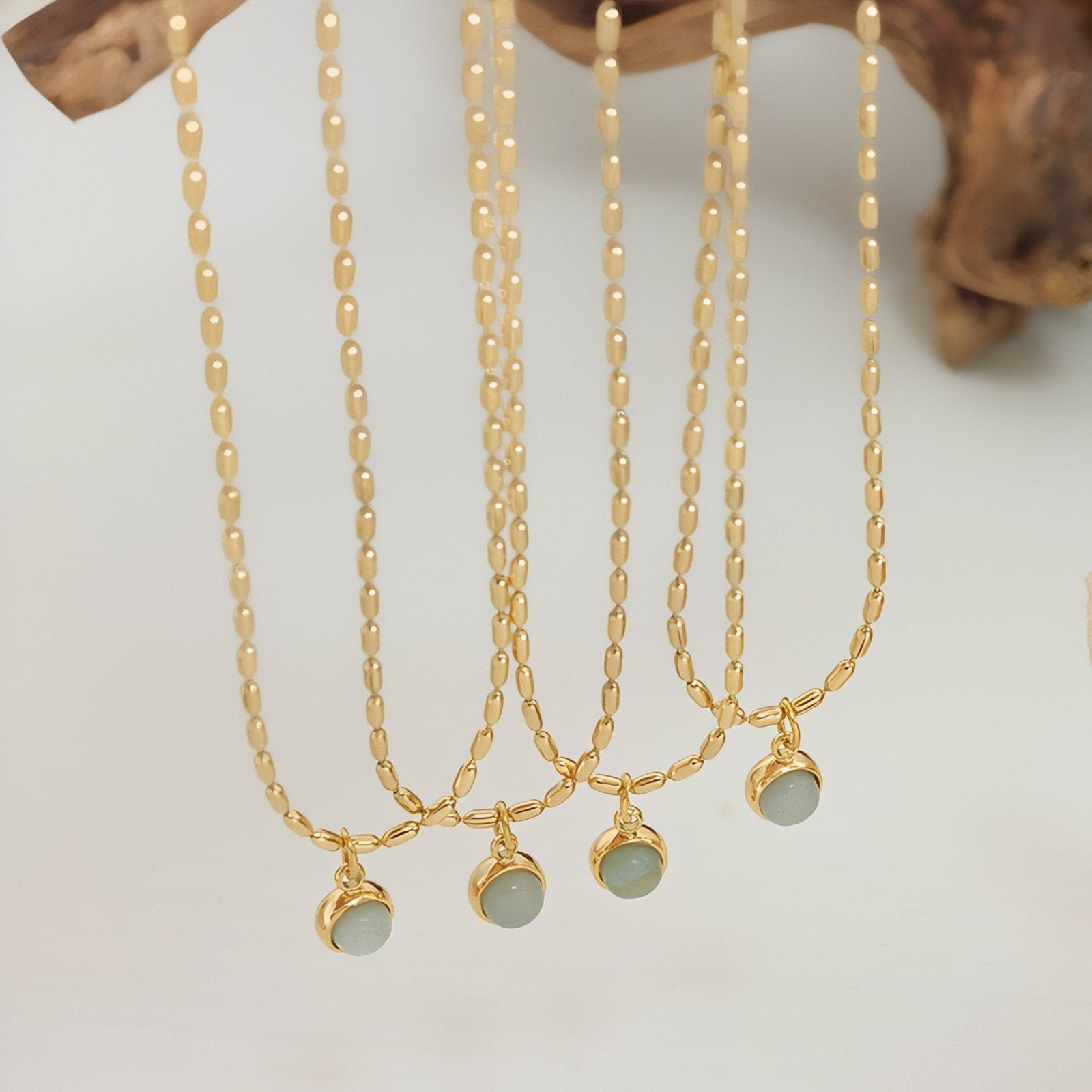 Collier pendentif doré, pierre naturelle aventurine et acier inoxydable, style minimaliste