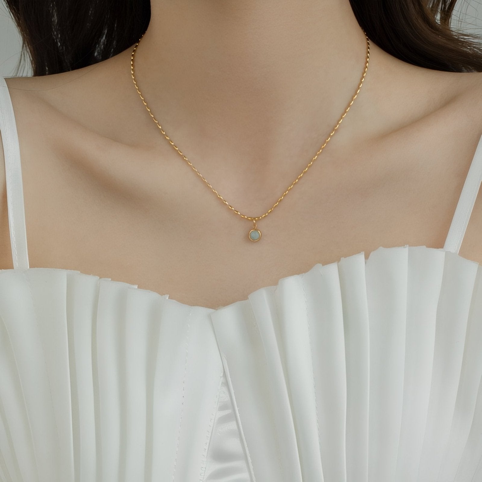 Collier pendentif doré, pierre naturelle aventurine et acier inoxydable, style minimaliste