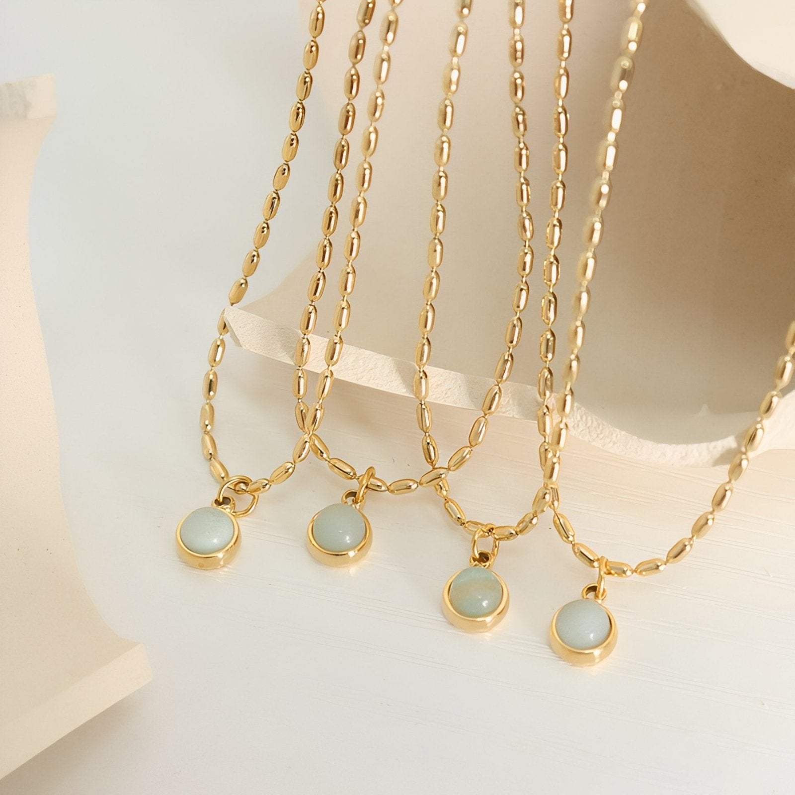 Collier pendentif doré, pierre naturelle aventurine et acier inoxydable, style minimaliste