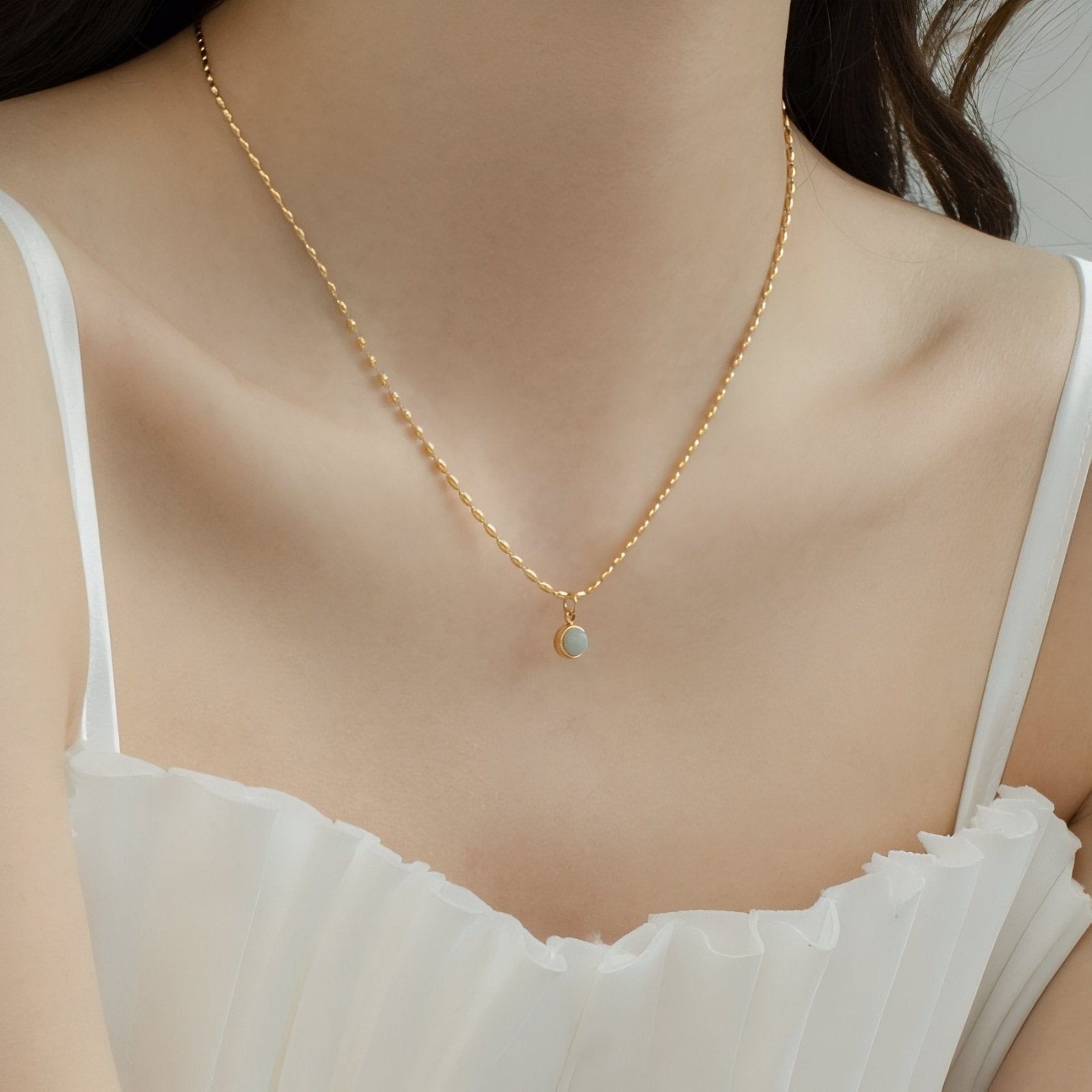 Collier pendentif doré, pierre naturelle aventurine et acier inoxydable, style minimaliste