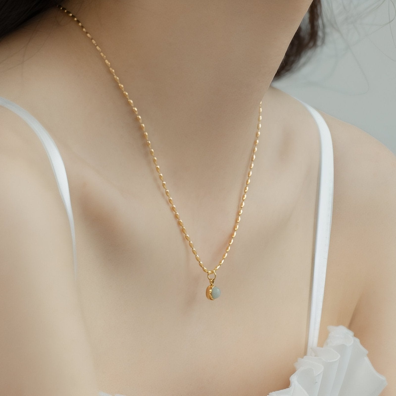 Collier pendentif doré, pierre naturelle aventurine et acier inoxydable, style minimaliste