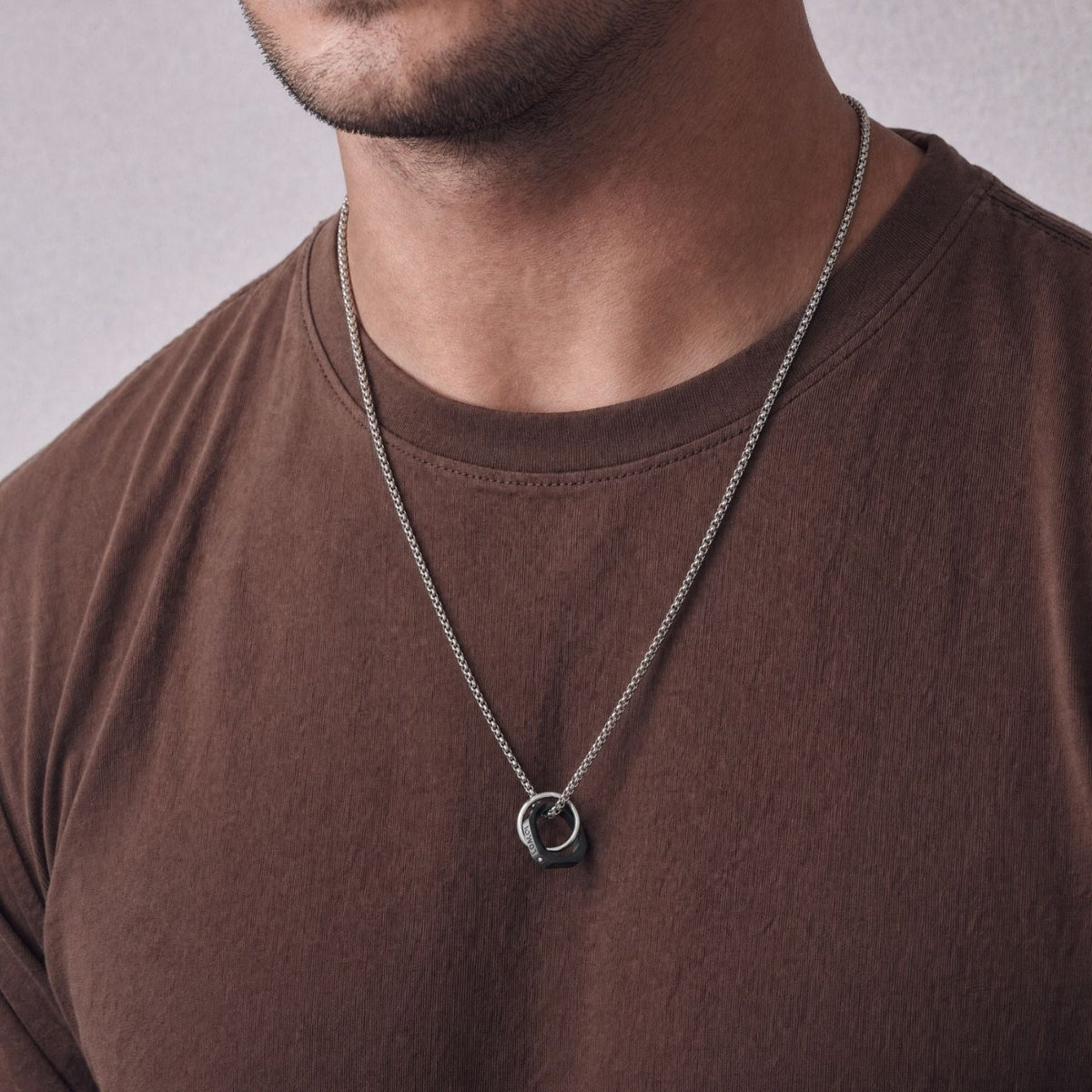 Collier pendentif double anneaux entrelacés pour homme, en acier inoxydable, gravé LOVE avec cristal scintillant