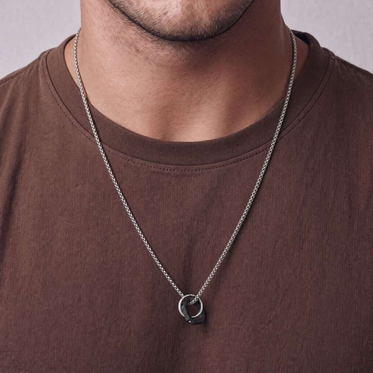 Collier pendentif double anneaux entrelacés pour homme, en acier inoxydable, gravé LOVE avec cristal scintillant