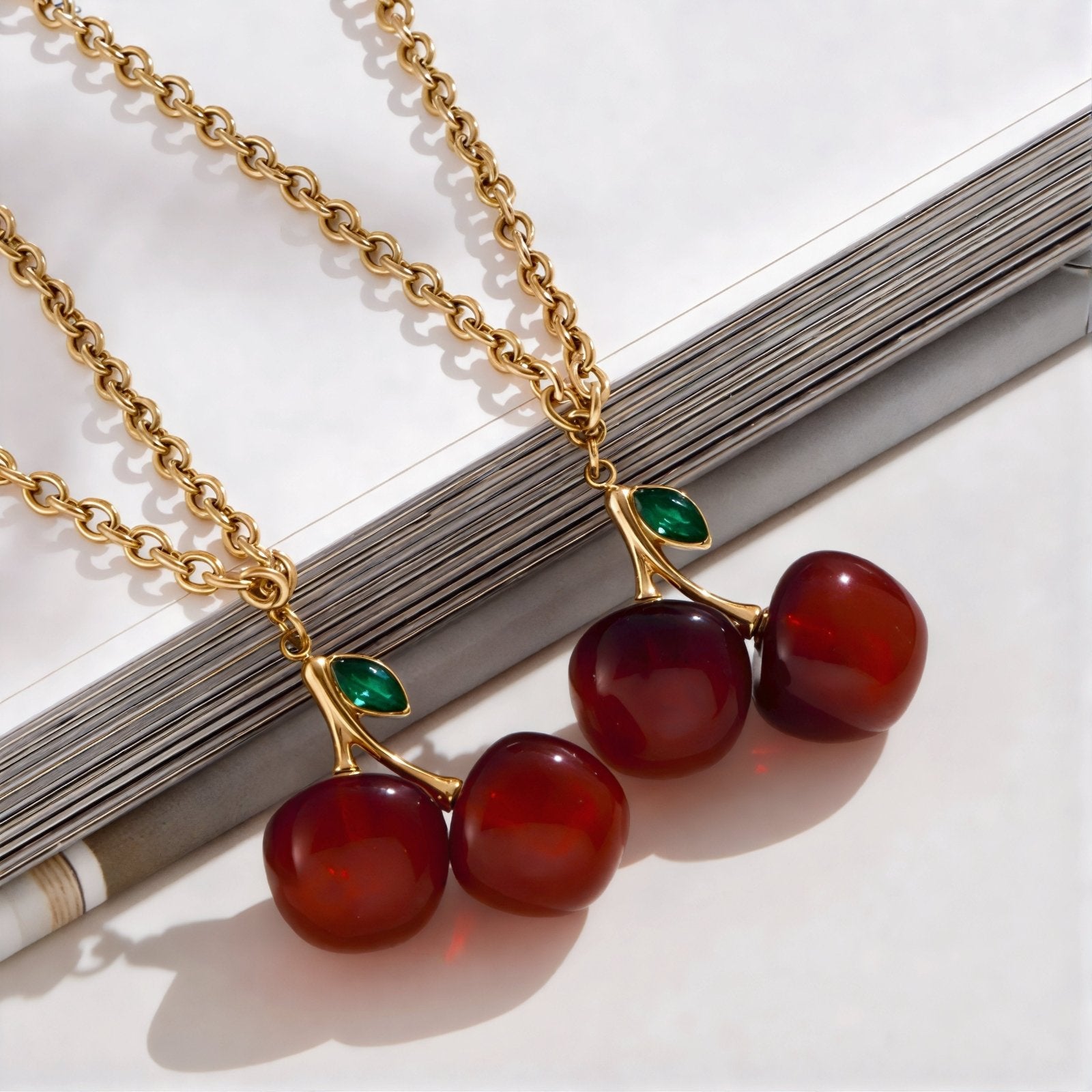 Collier pendentif double cerise pour femme, avec résine et zircon, en acier inoxydable