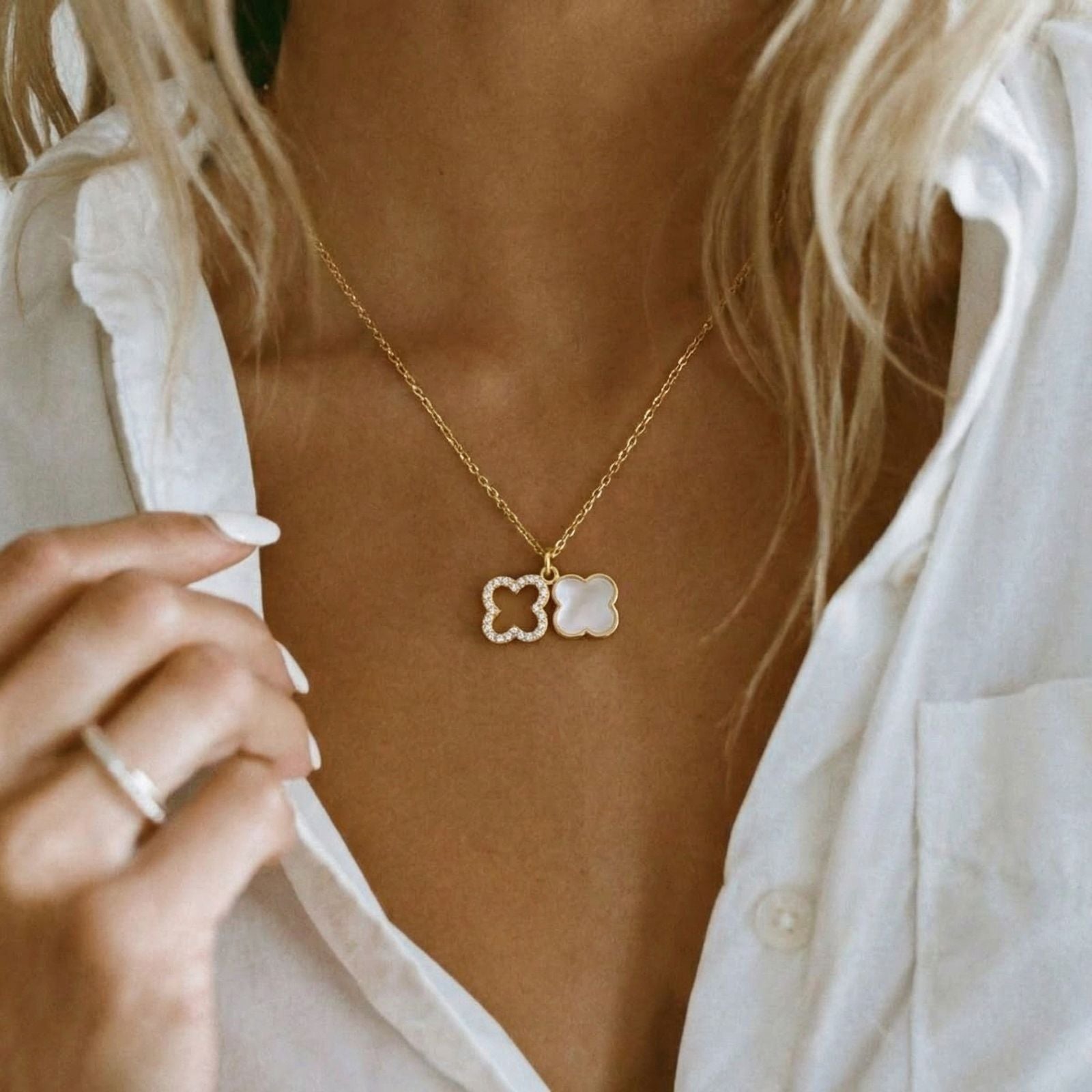 Collier pendentif double trèfles, acier inoxydable doré, blanc ou noir