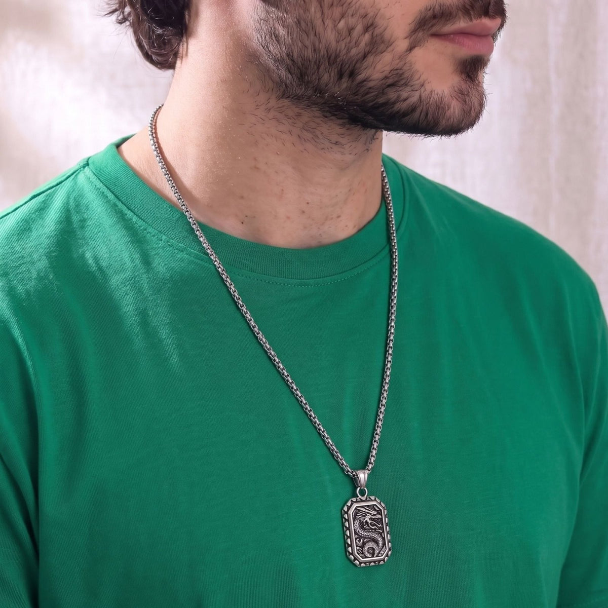Collier pendentif dragon chinois pour homme, en acier inoxydable, médaillon rectangulaire avec dragon oriental sculpté en relief