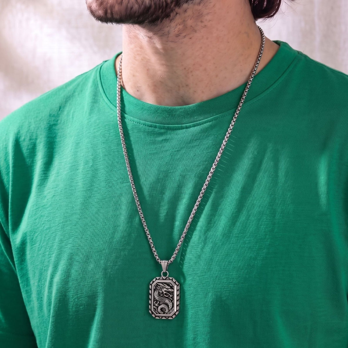 Collier pendentif dragon chinois pour homme, en acier inoxydable, médaillon rectangulaire avec dragon oriental sculpté en relief