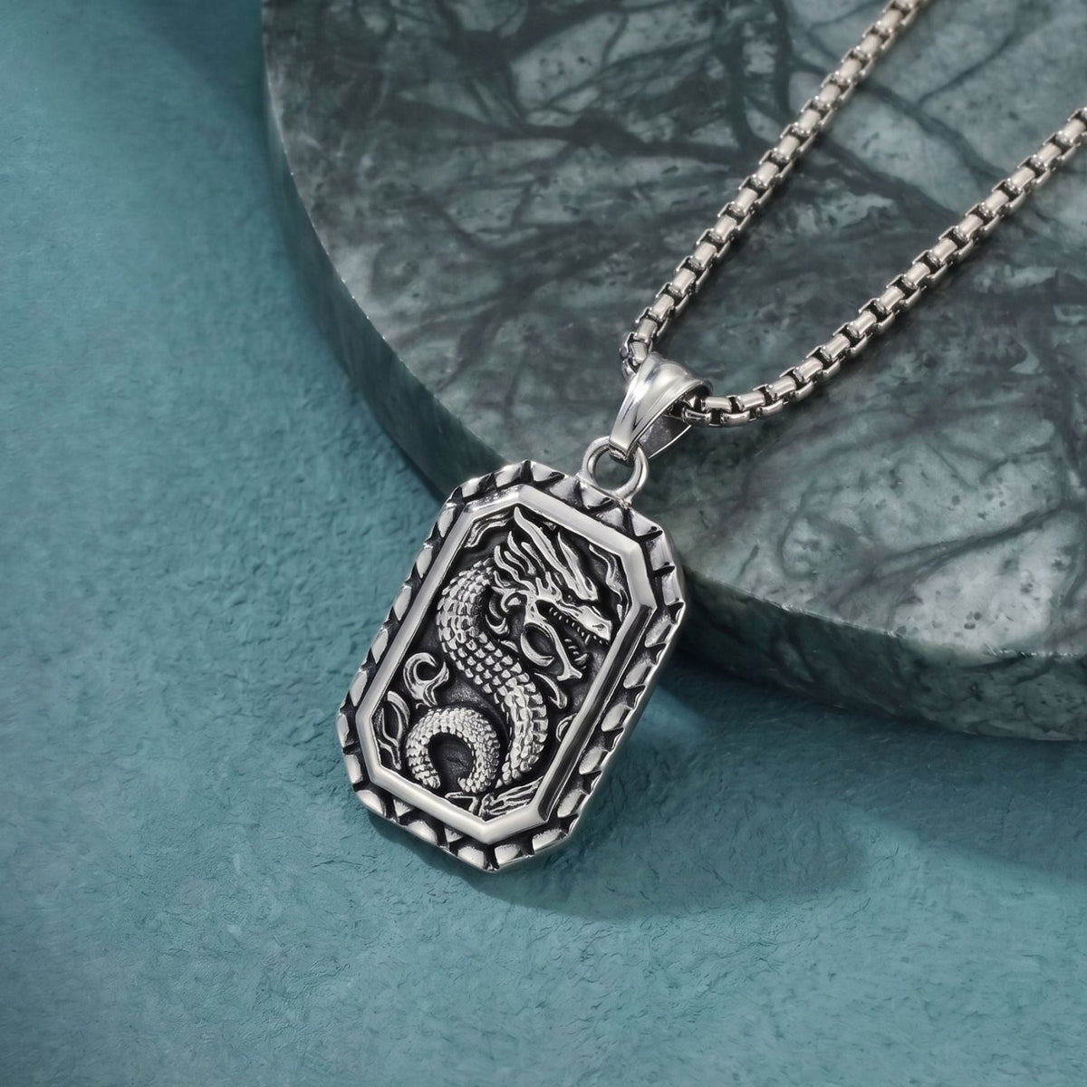 Collier pendentif dragon chinois pour homme, en acier inoxydable, médaillon rectangulaire avec dragon oriental sculpté en relief