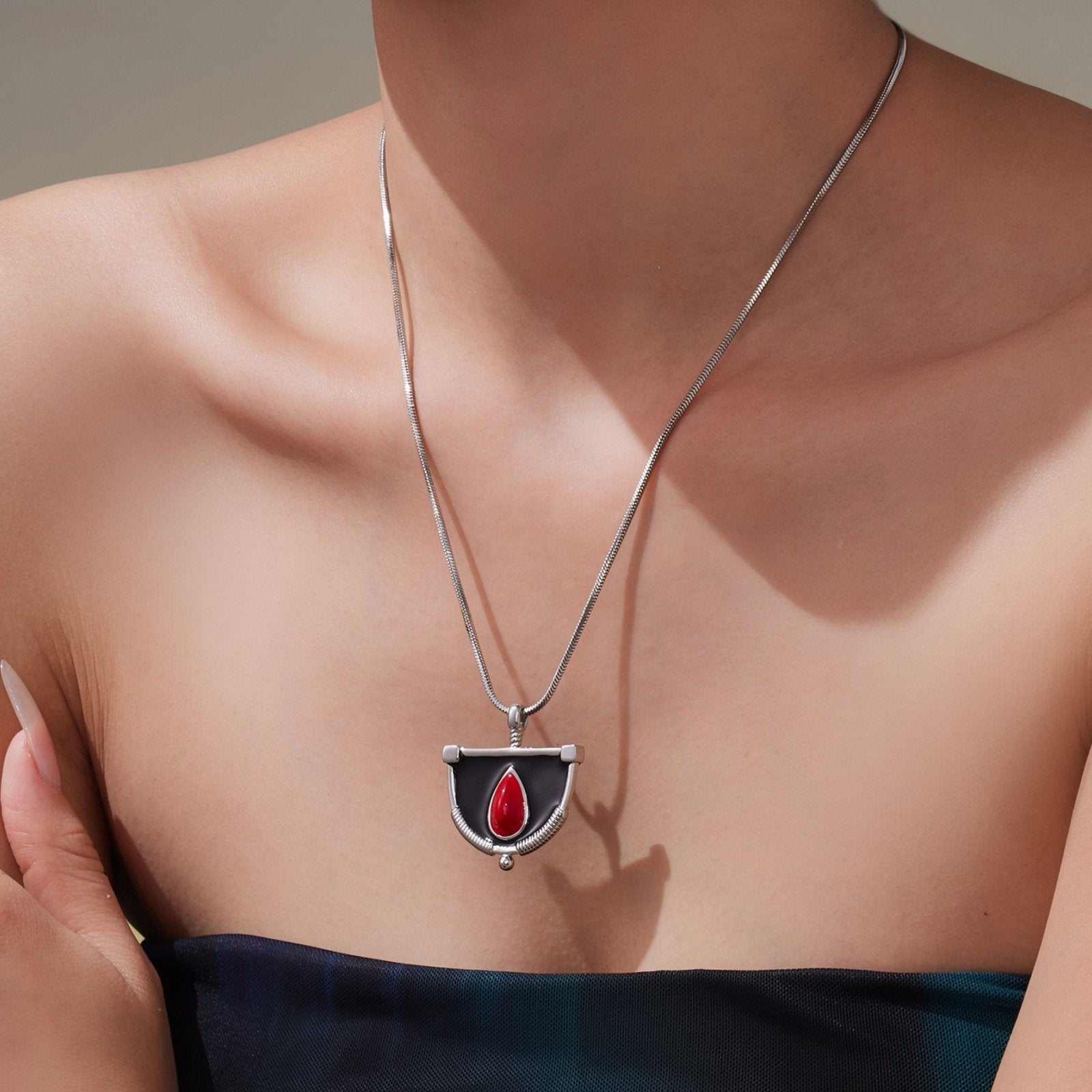 Collier pendentif éventail avec pierre rouge, design géométrique et chaîne serpent, en acier inoxydable