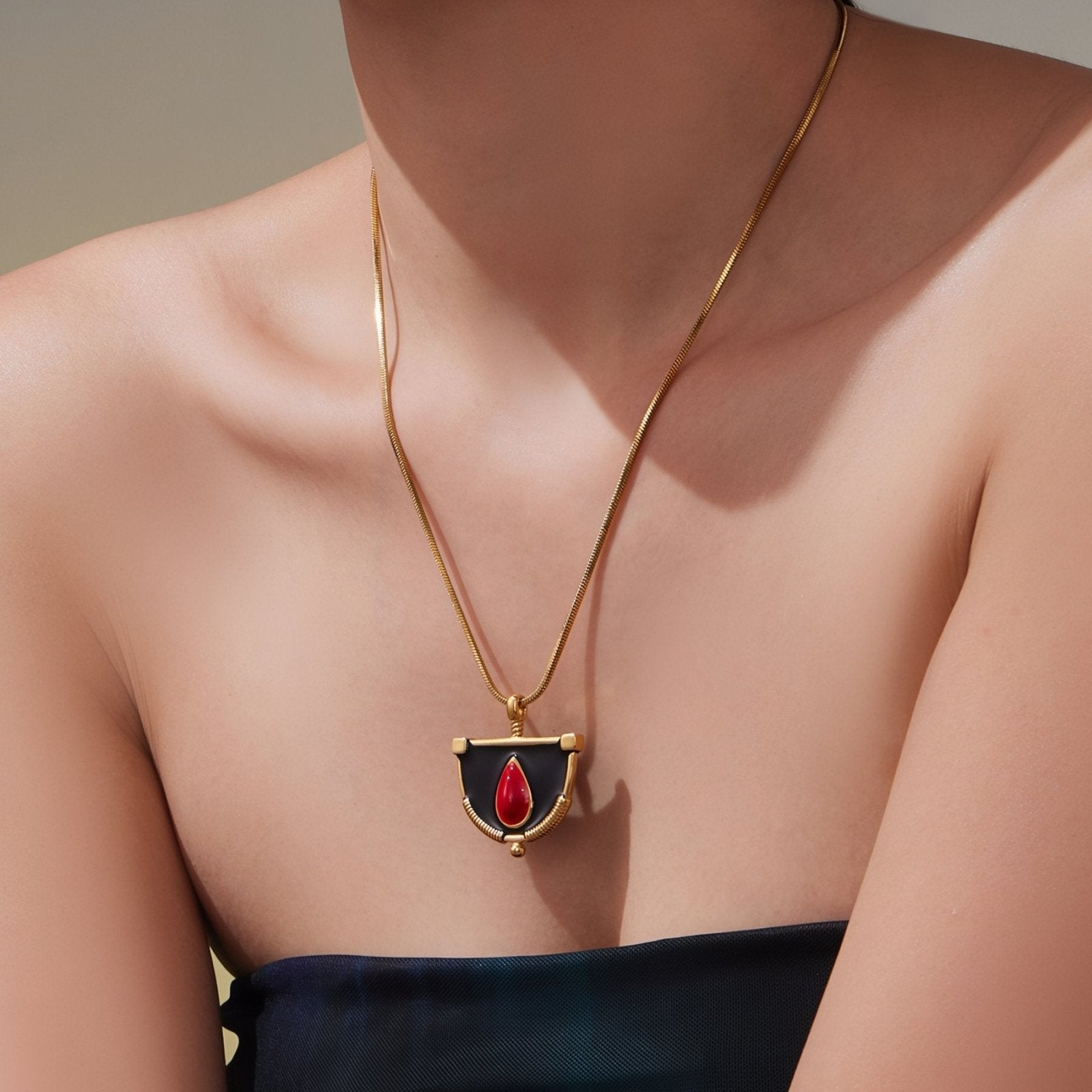 Collier pendentif éventail avec pierre rouge, design géométrique et chaîne serpent, en acier inoxydable