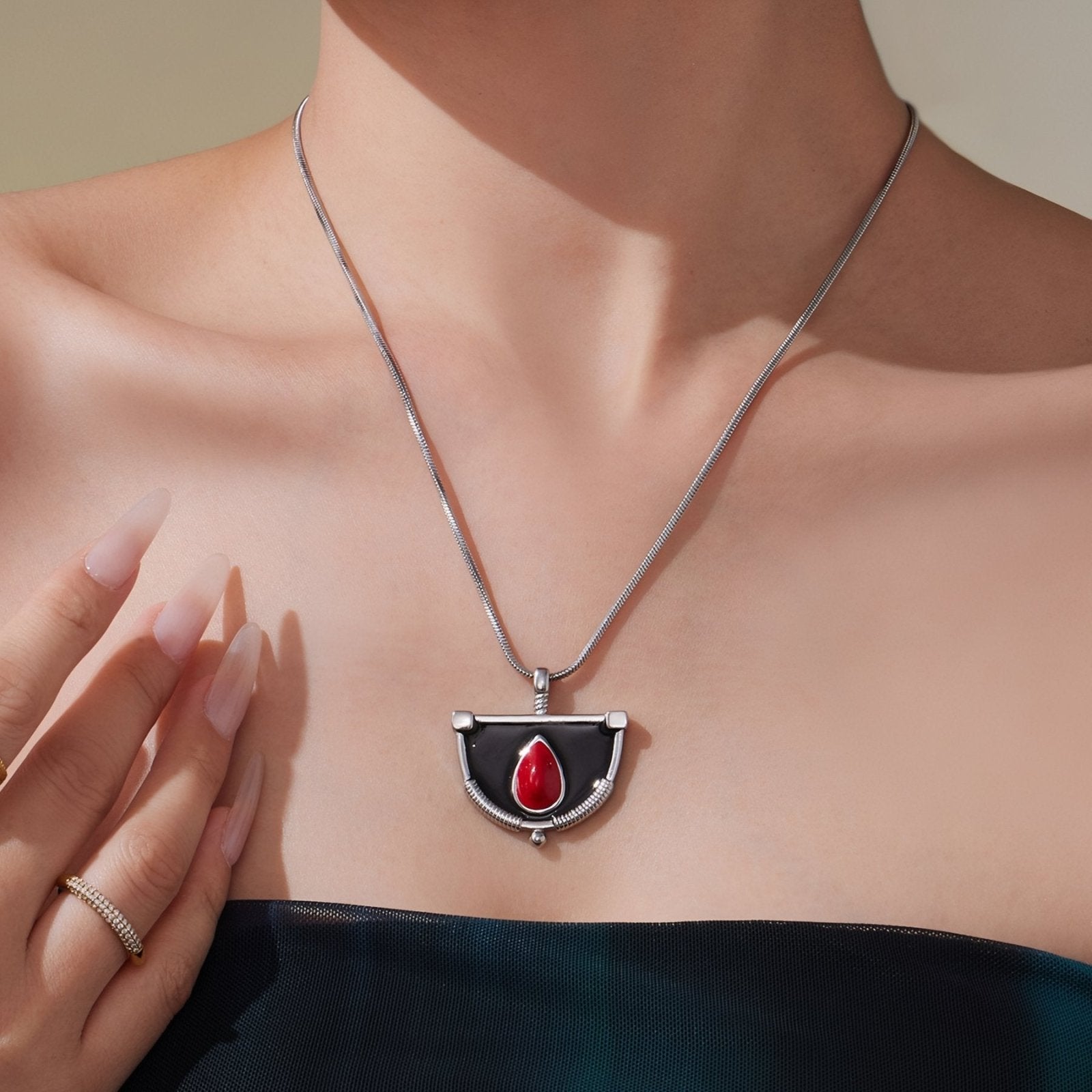 Collier pendentif éventail avec pierre rouge, design géométrique et chaîne serpent, en acier inoxydable