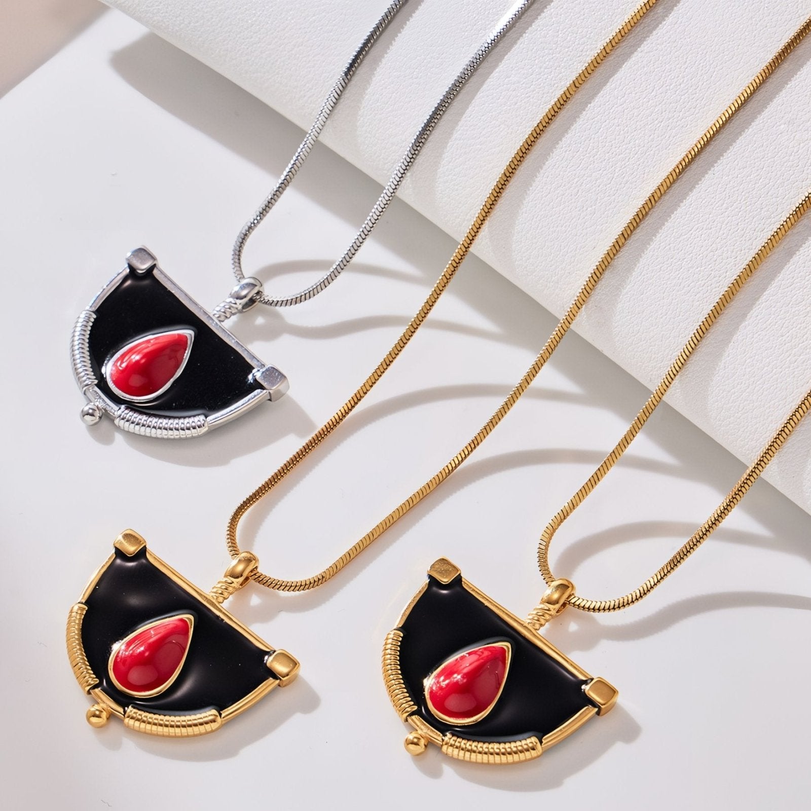 Collier pendentif éventail avec pierre rouge, design géométrique et chaîne serpent, en acier inoxydable
