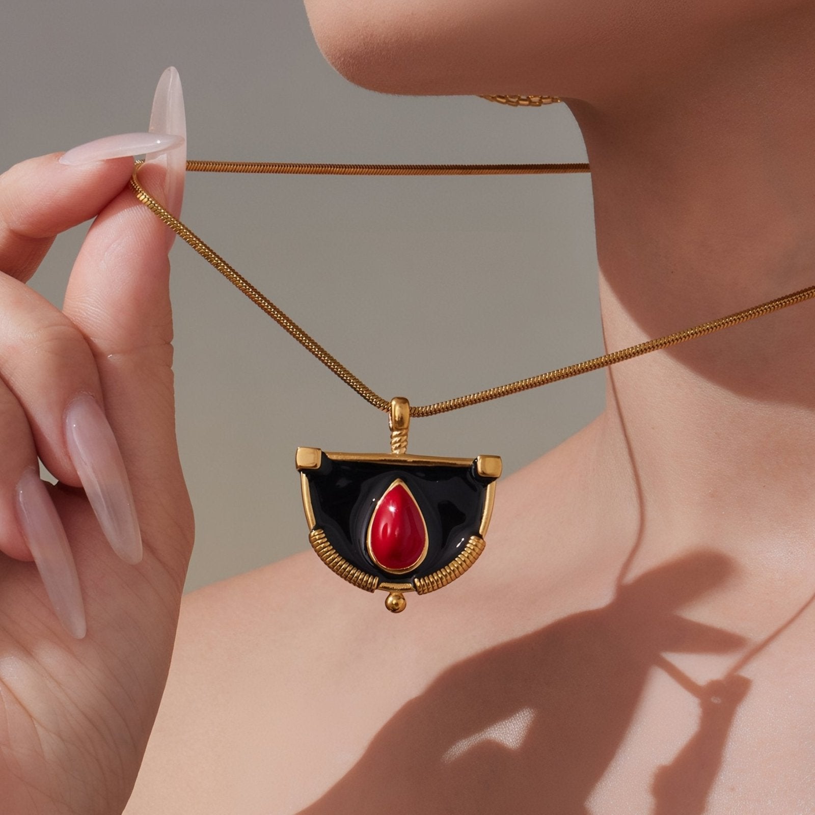 Collier pendentif éventail avec pierre rouge, design géométrique et chaîne serpent, en acier inoxydable