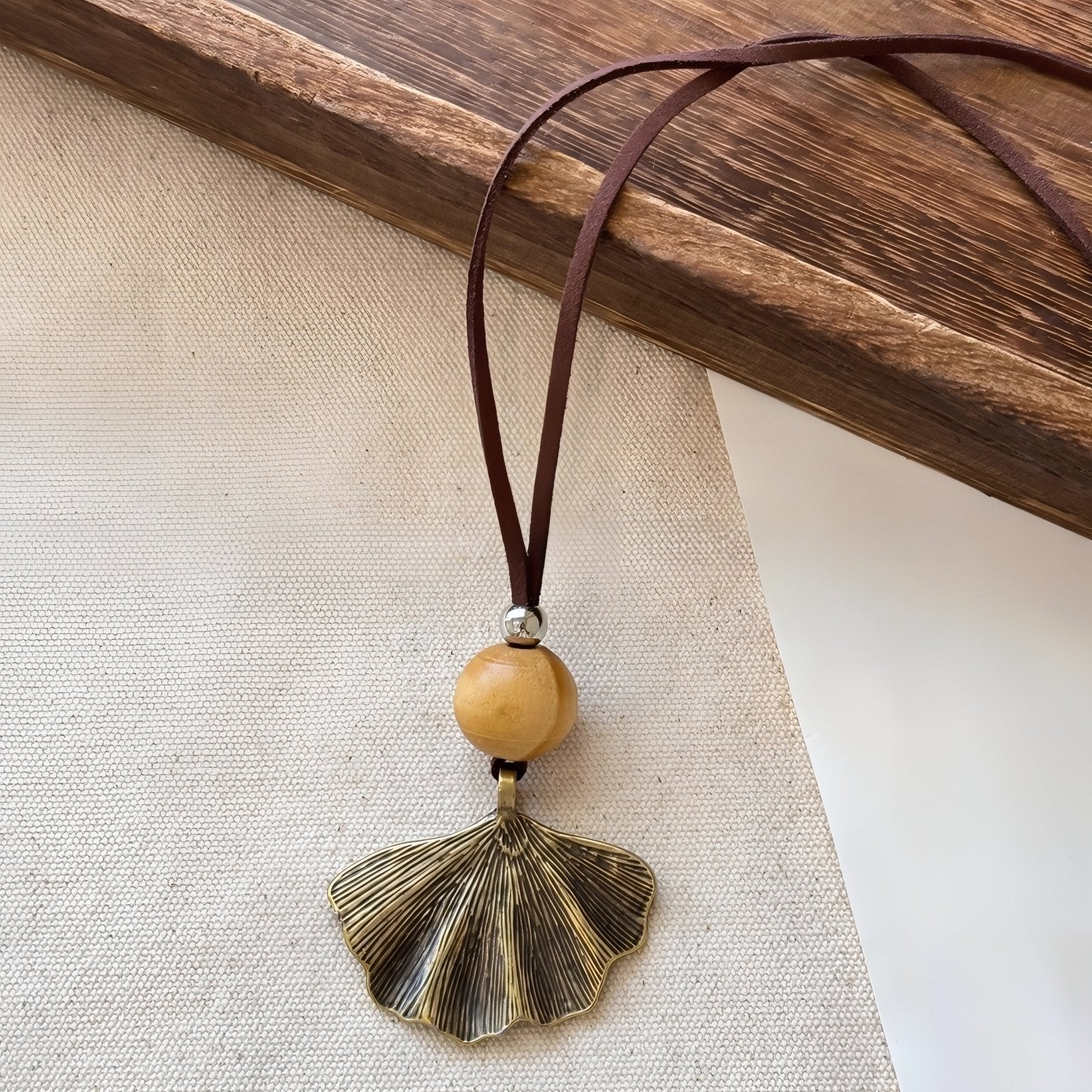 Collier pendentif feuille de ginkgo, avec perles en bois, en alliage métallique et cordon ajustable