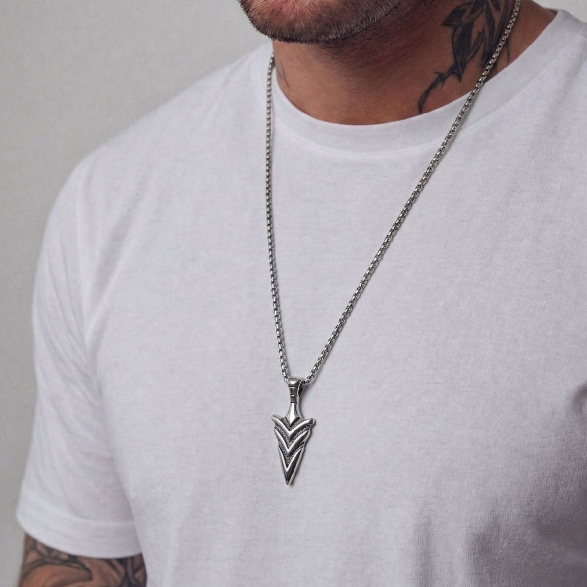 Collier pendentif flèche pour homme, en acier inoxydable, style minimaliste aux détails sculptés