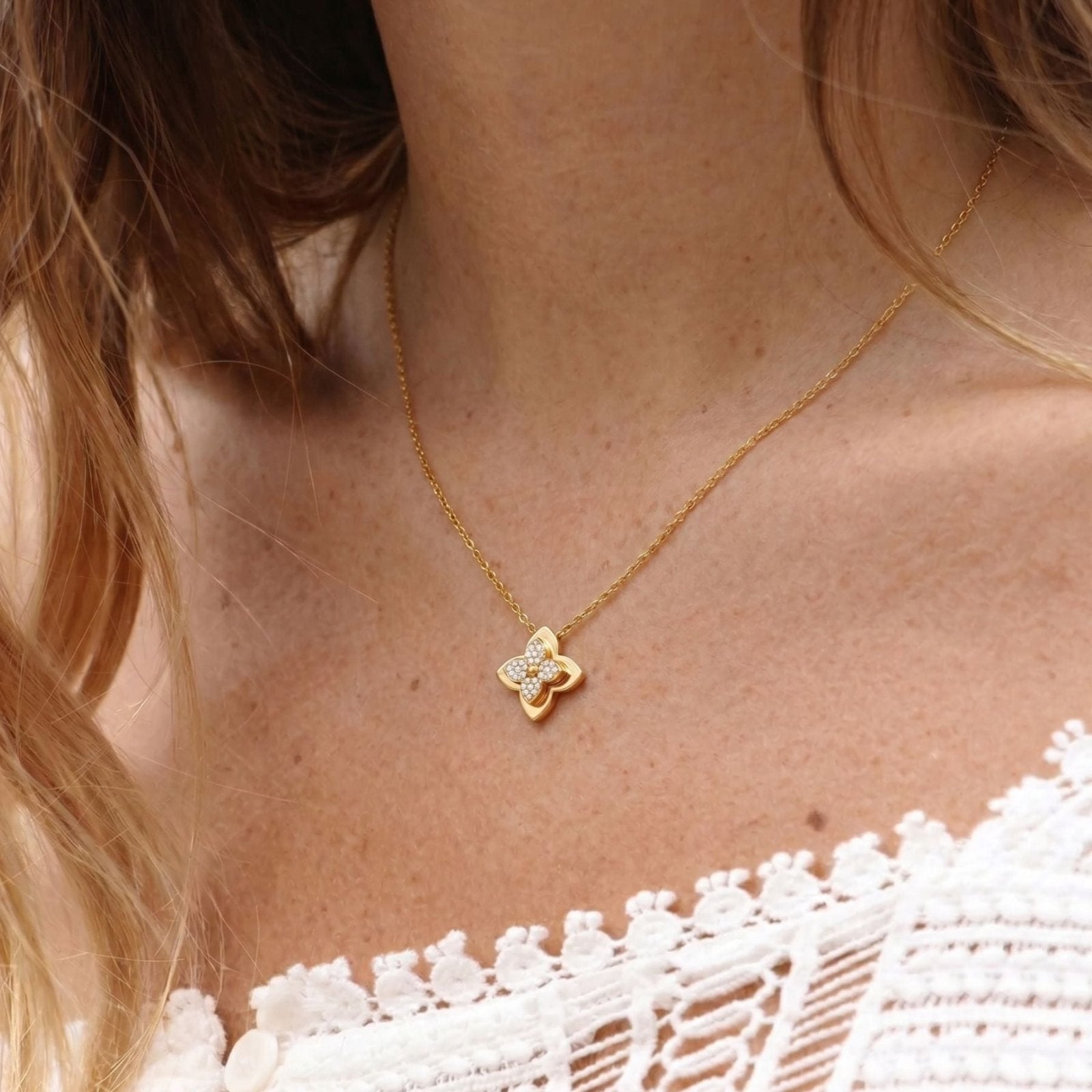 Collier pendentif fleur pour femme, avec zircon brillant, en en acier inoxydable