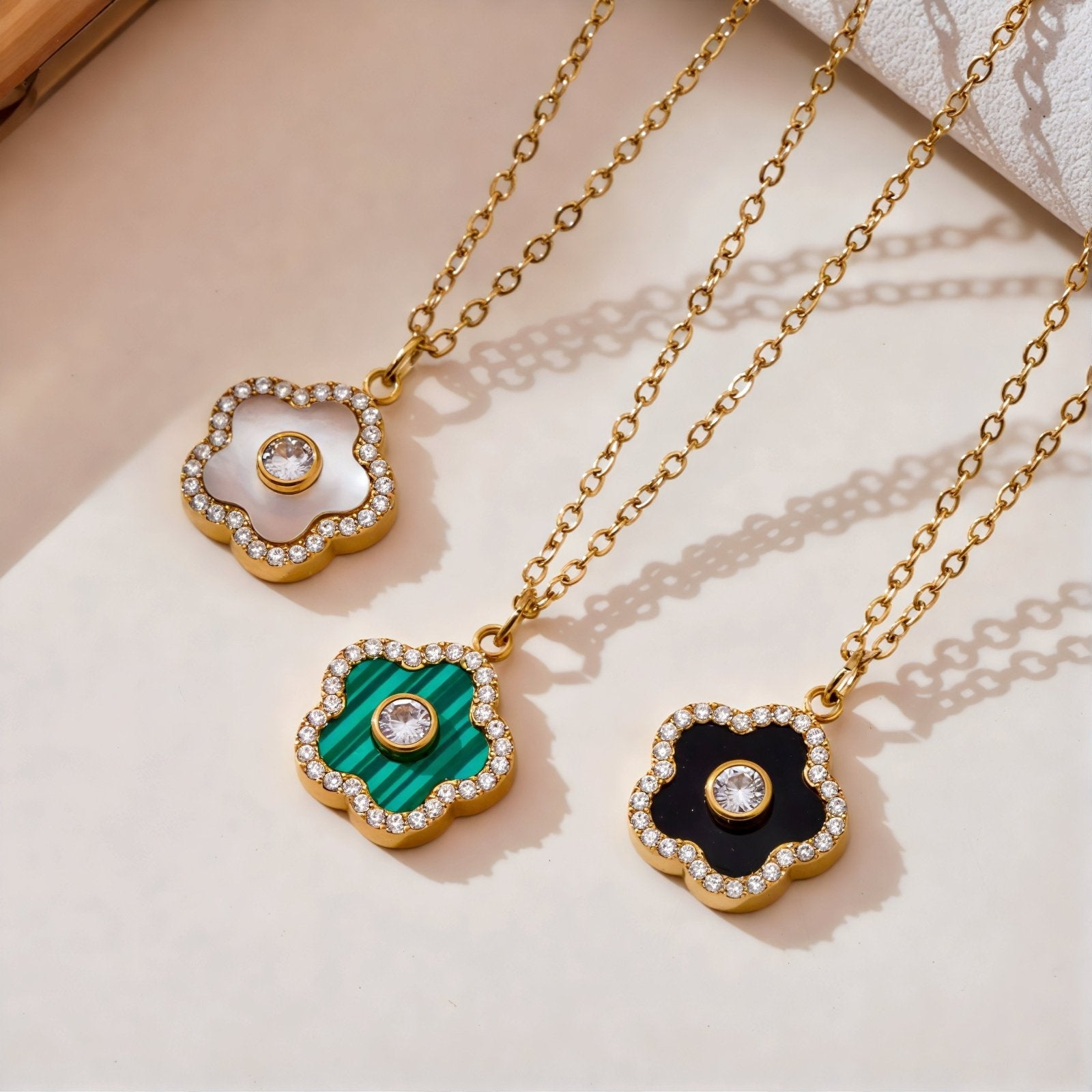 Collier pendentif fleur pour femme, avec zircon et agate, en acier inoxydable