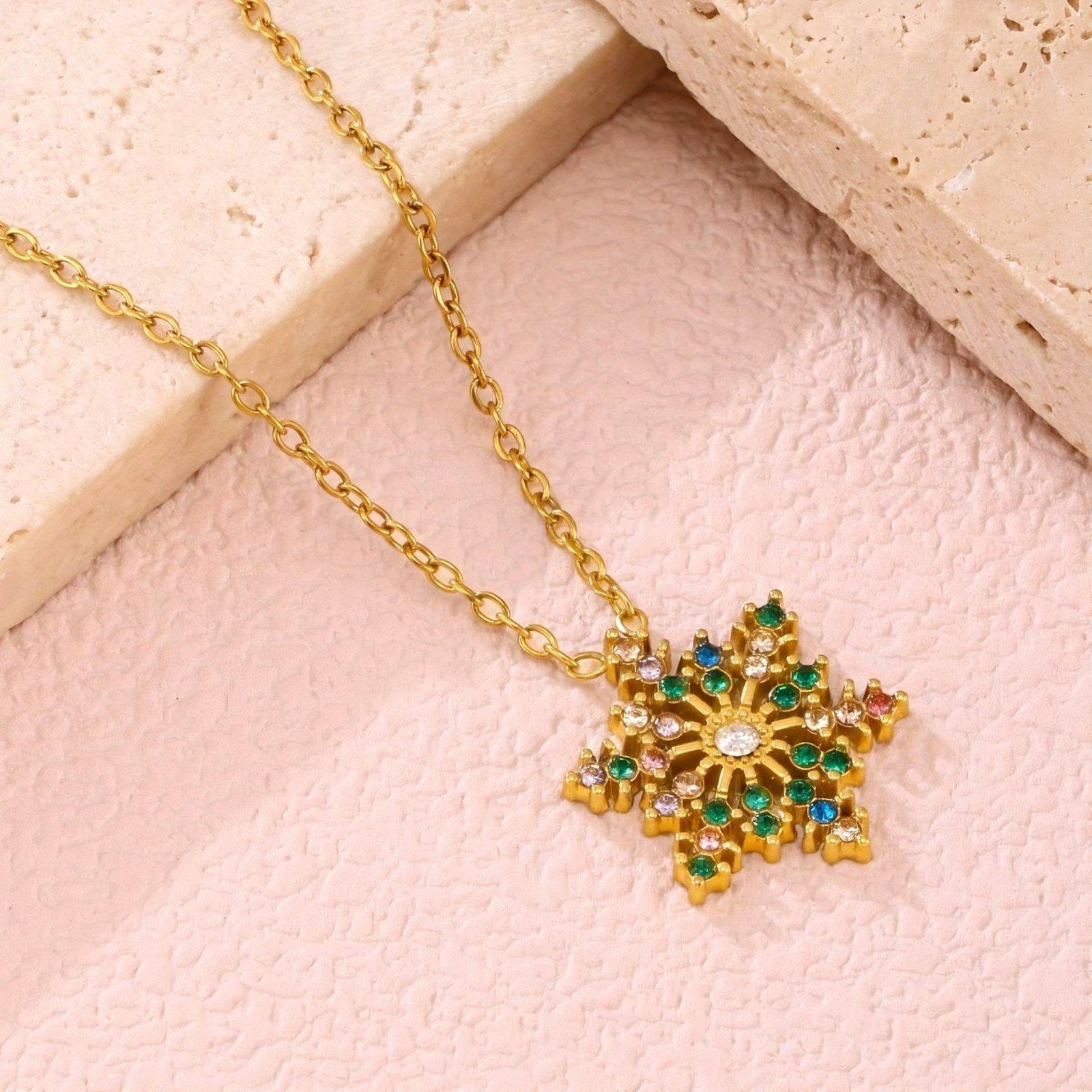 Collier pendentif flocon de neige, zircons blancs ou colorés, chaîne en acier inox, modèle Karla