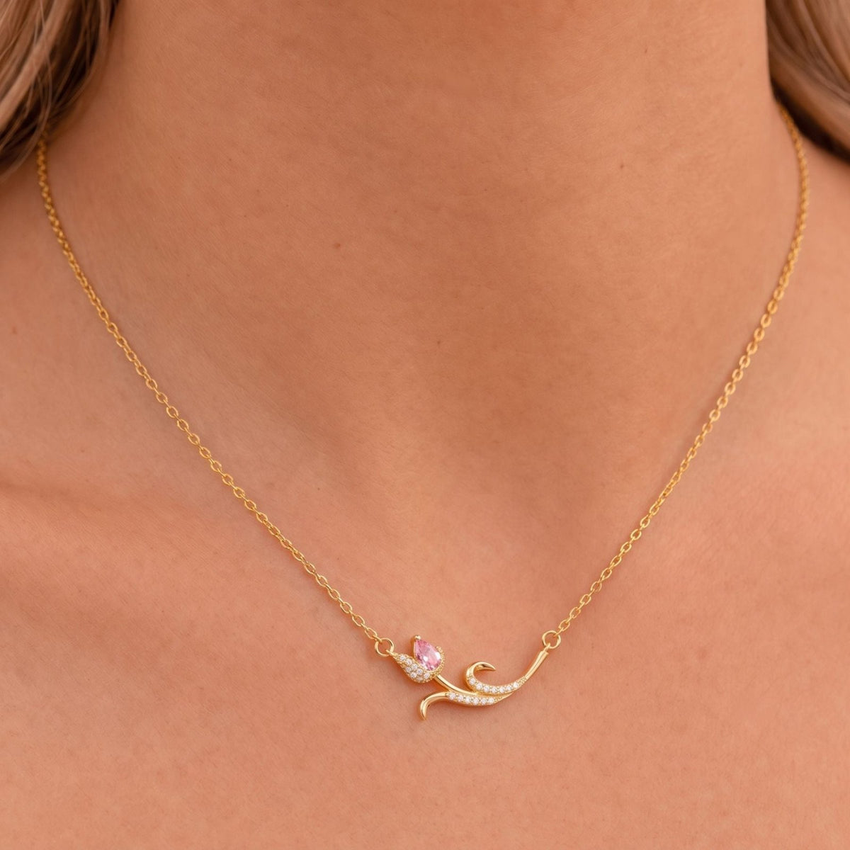 Collier pendentif floral pour femme, en cuivre doré, motif courbé serti d’une pierre rose et de zircons