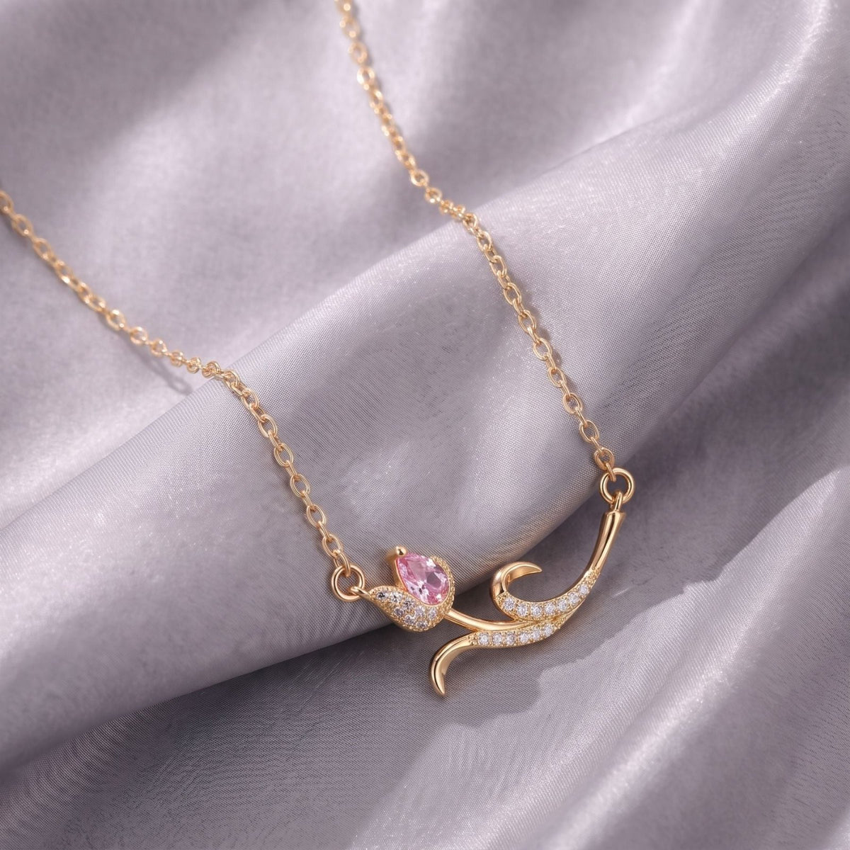 Collier pendentif floral pour femme, en cuivre doré, motif courbé serti d’une pierre rose et de zircons