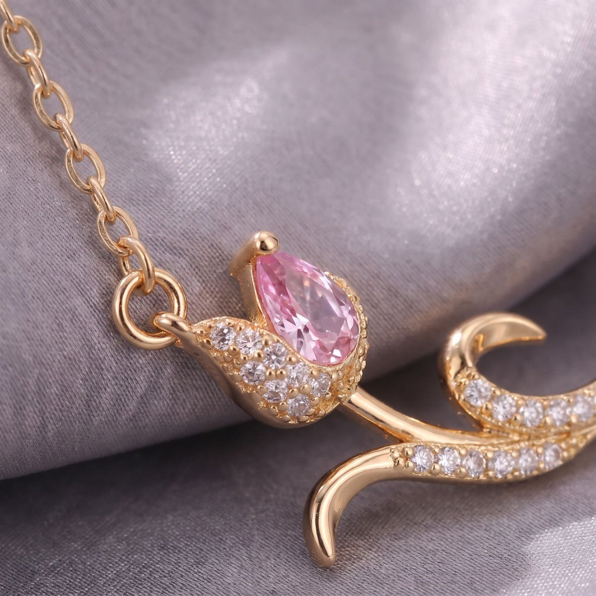 Collier pendentif floral pour femme, en cuivre doré, motif courbé serti d’une pierre rose et de zircons