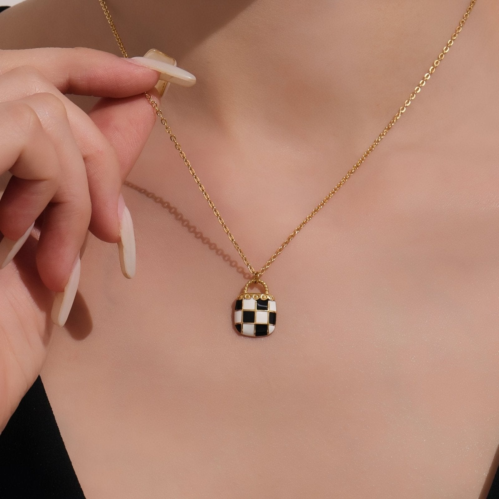 Collier pendentif géométrique émaillé, motif damier noir et blanc, chaine fine, en acier inoxydable
