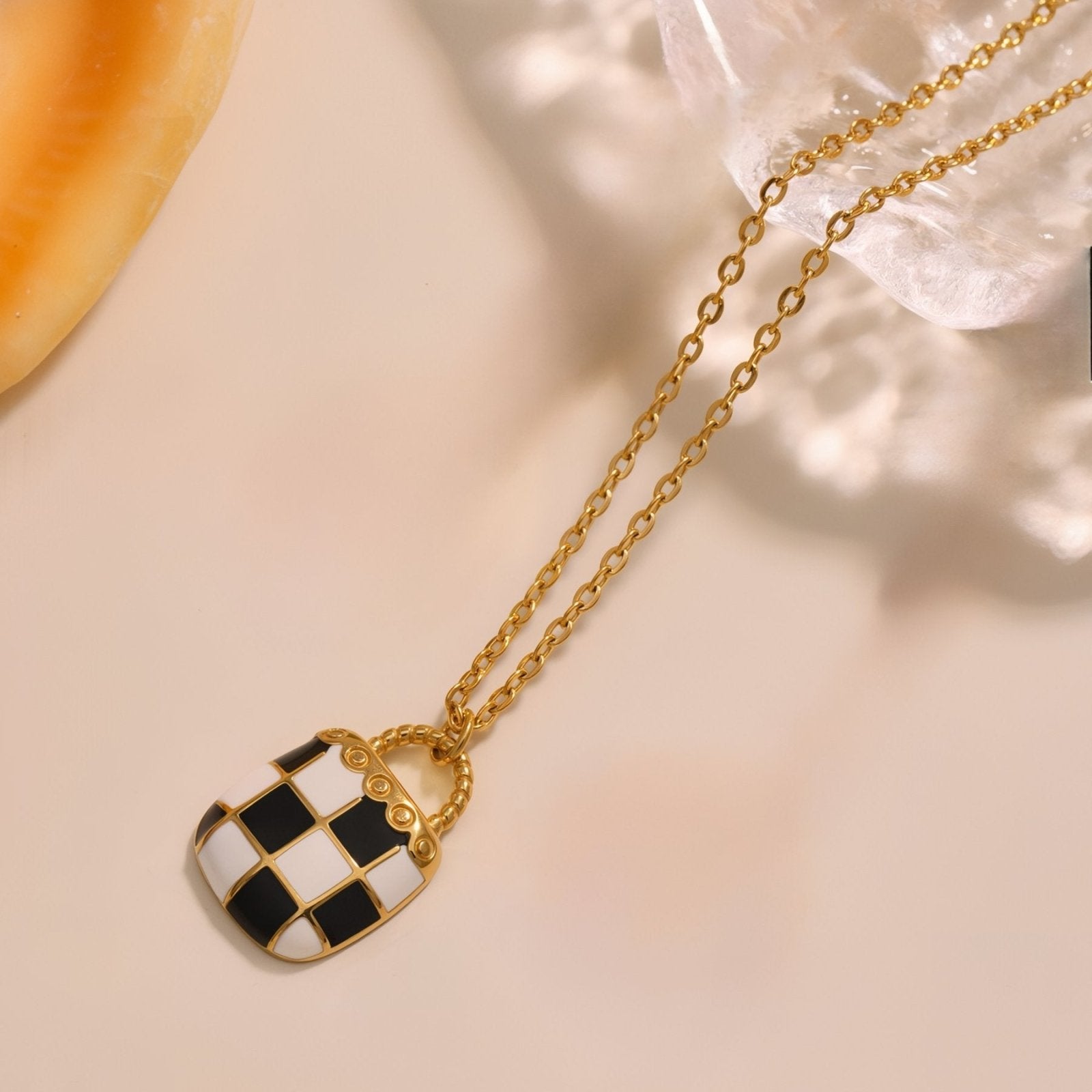 Collier pendentif géométrique émaillé, motif damier noir et blanc, chaine fine, en acier inoxydable